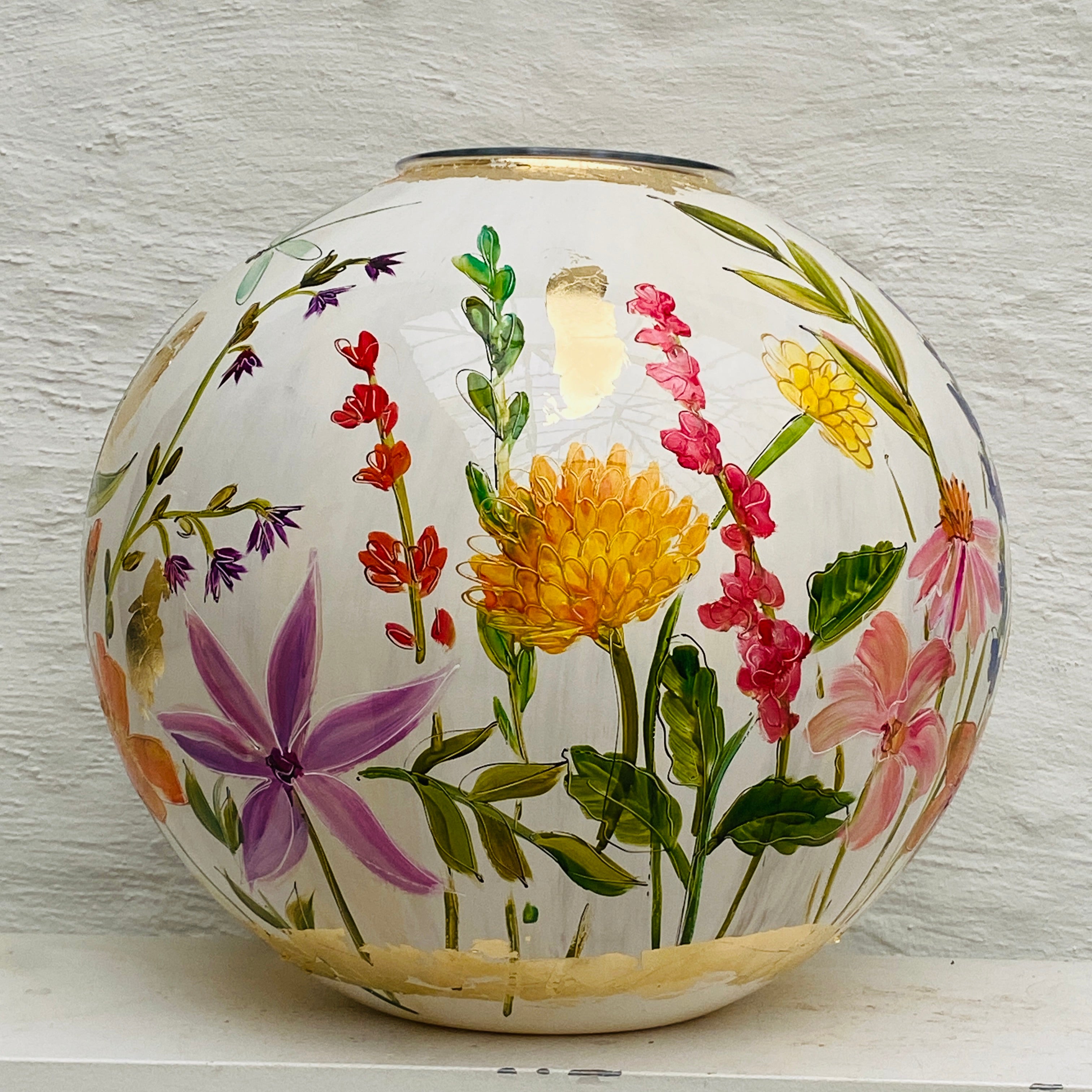 Doortje IJpelaar handgeschilderde glazen vaas LIMITED EDITION "White Summer '25" DE BORGHT EXCLUSIVE