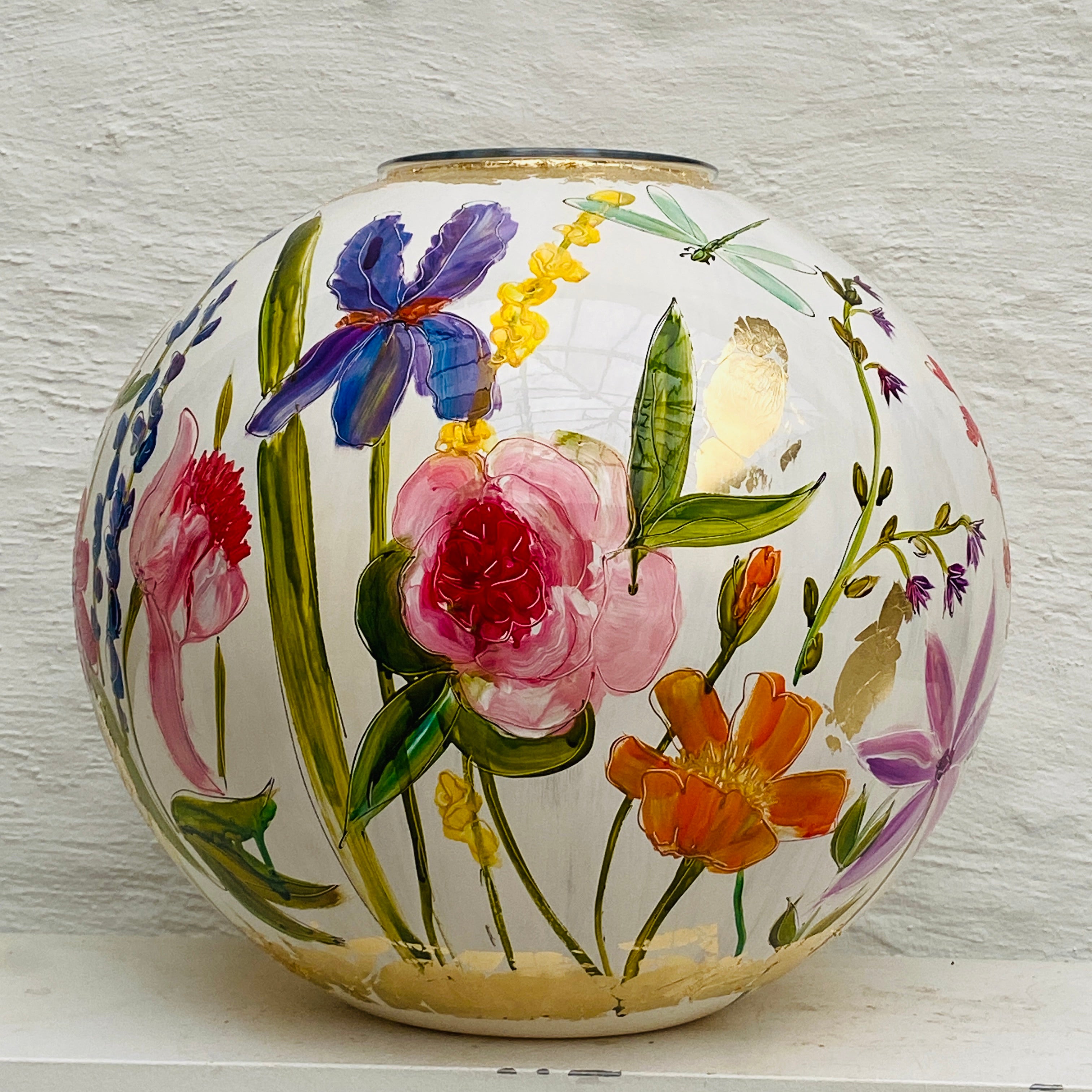 Doortje IJpelaar handgeschilderde glazen vaas LIMITED EDITION "White Summer '25" DE BORGHT EXCLUSIVE
