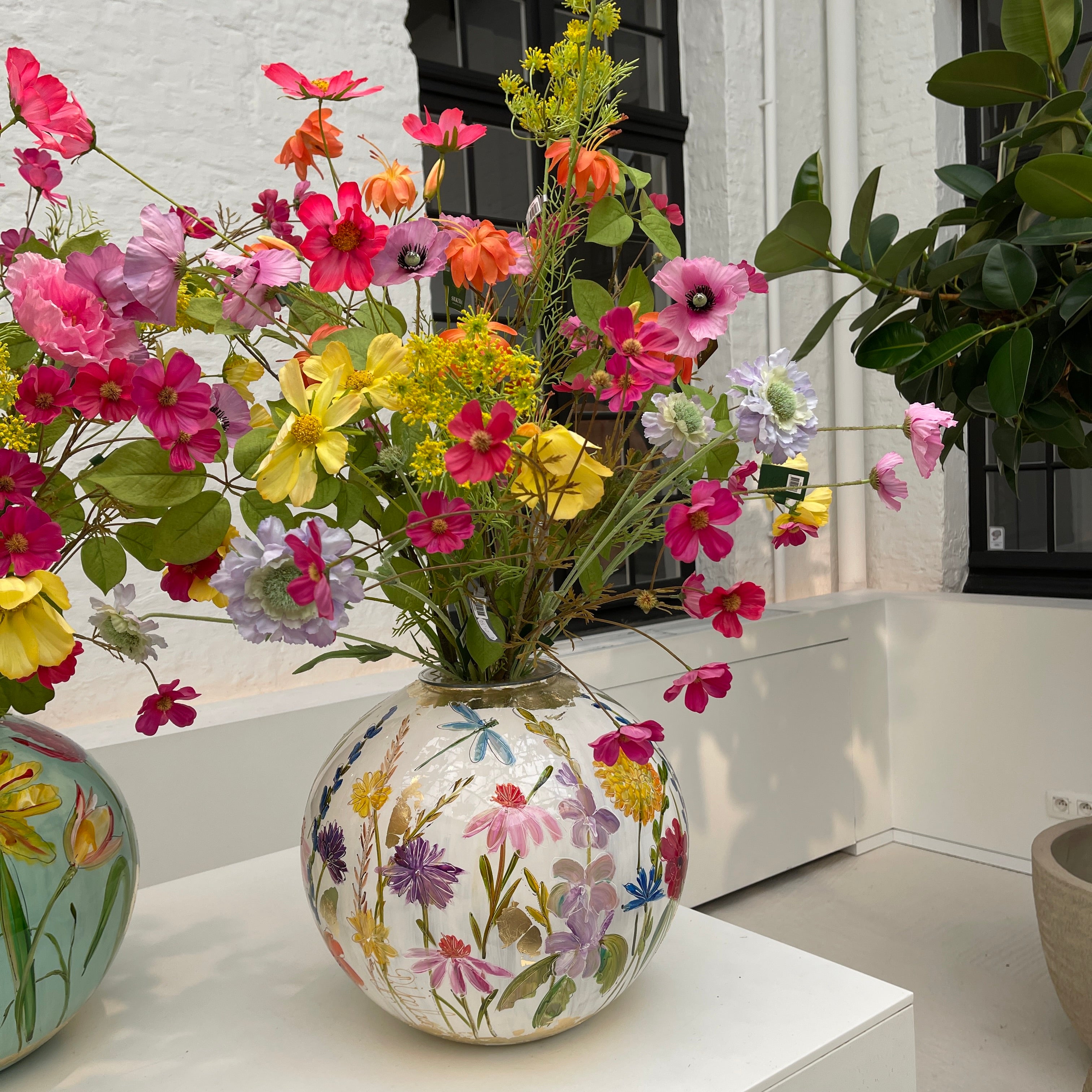 Doortje IJpelaar handgeschilderde glazen vaas LIMITED EDITION "White Summer '25" DE BORGHT EXCLUSIVE