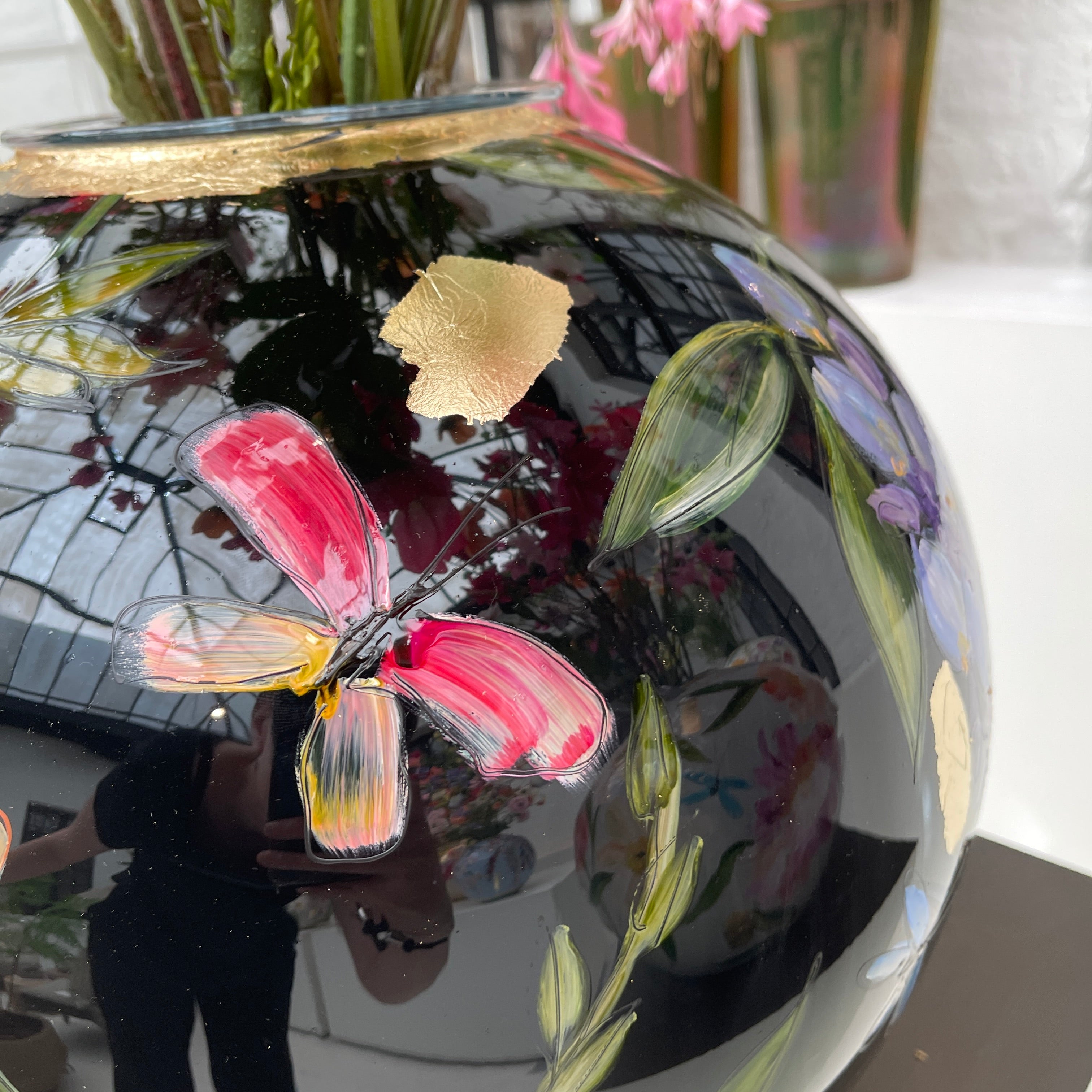 Doortje IJpelaar handgeschilderde glazen vaas LIMITED EDITION "Black Summer '25" DE BORGHT EXCLUSIVE
