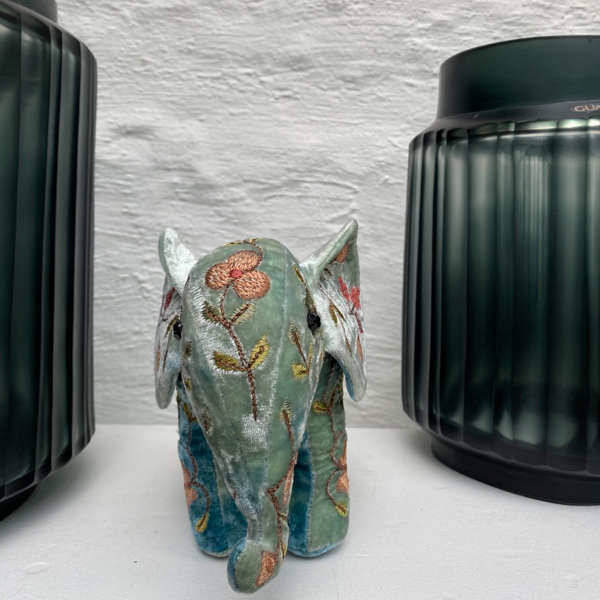 Anke Drechsel handgeborduurde Mini Olifant - Abby Shaded Lagoon