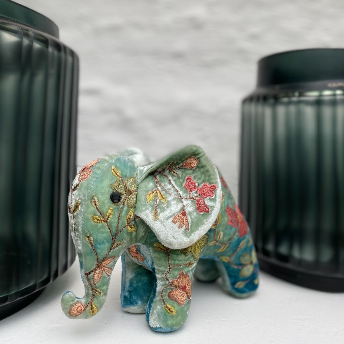 Anke Drechsel handgeborduurde Mini Olifant - Abby Shaded Lagoon