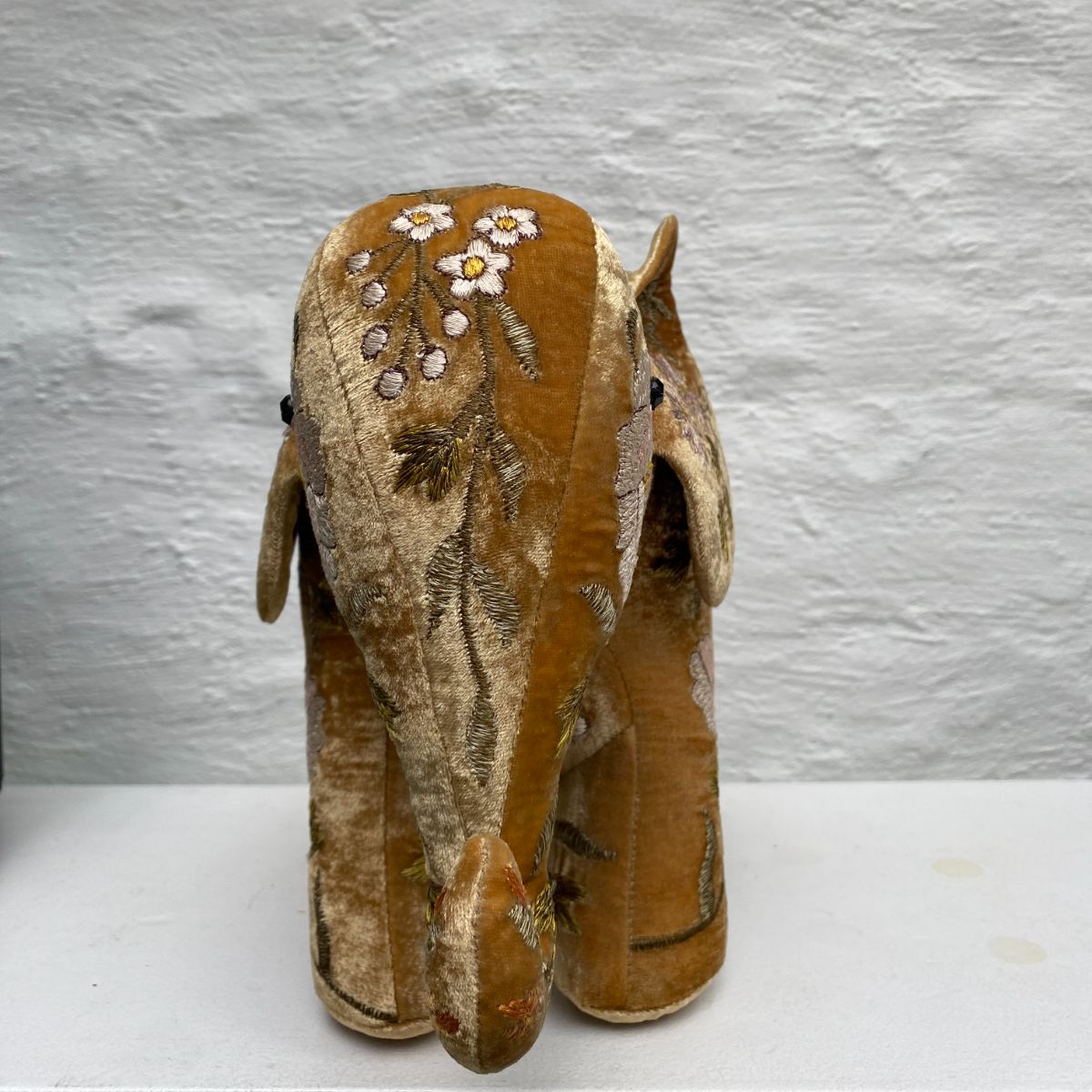 Anke Drechsel handgeborduurde Olifant - Sophie Oro