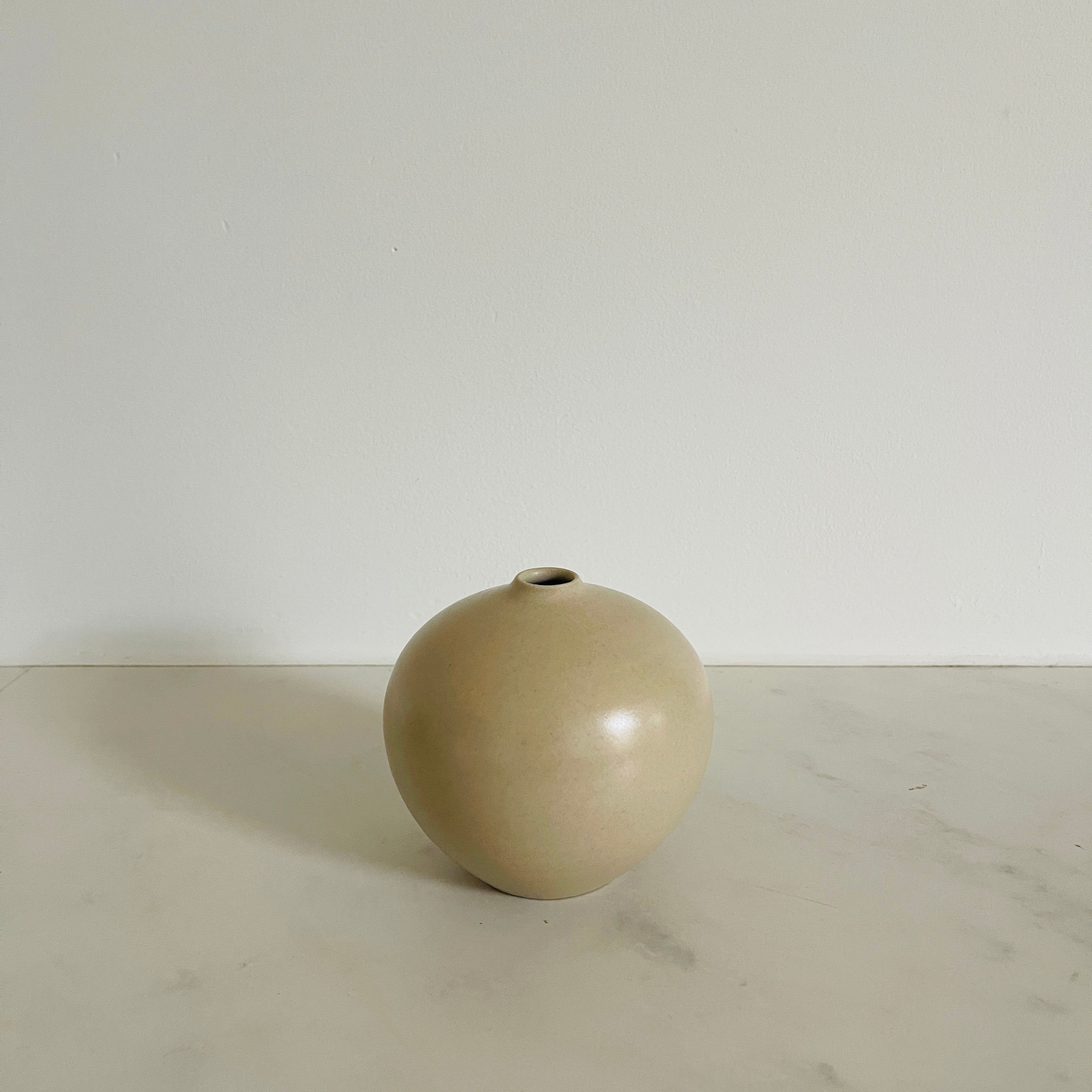 Mobach Ceramics spherical vase TS1