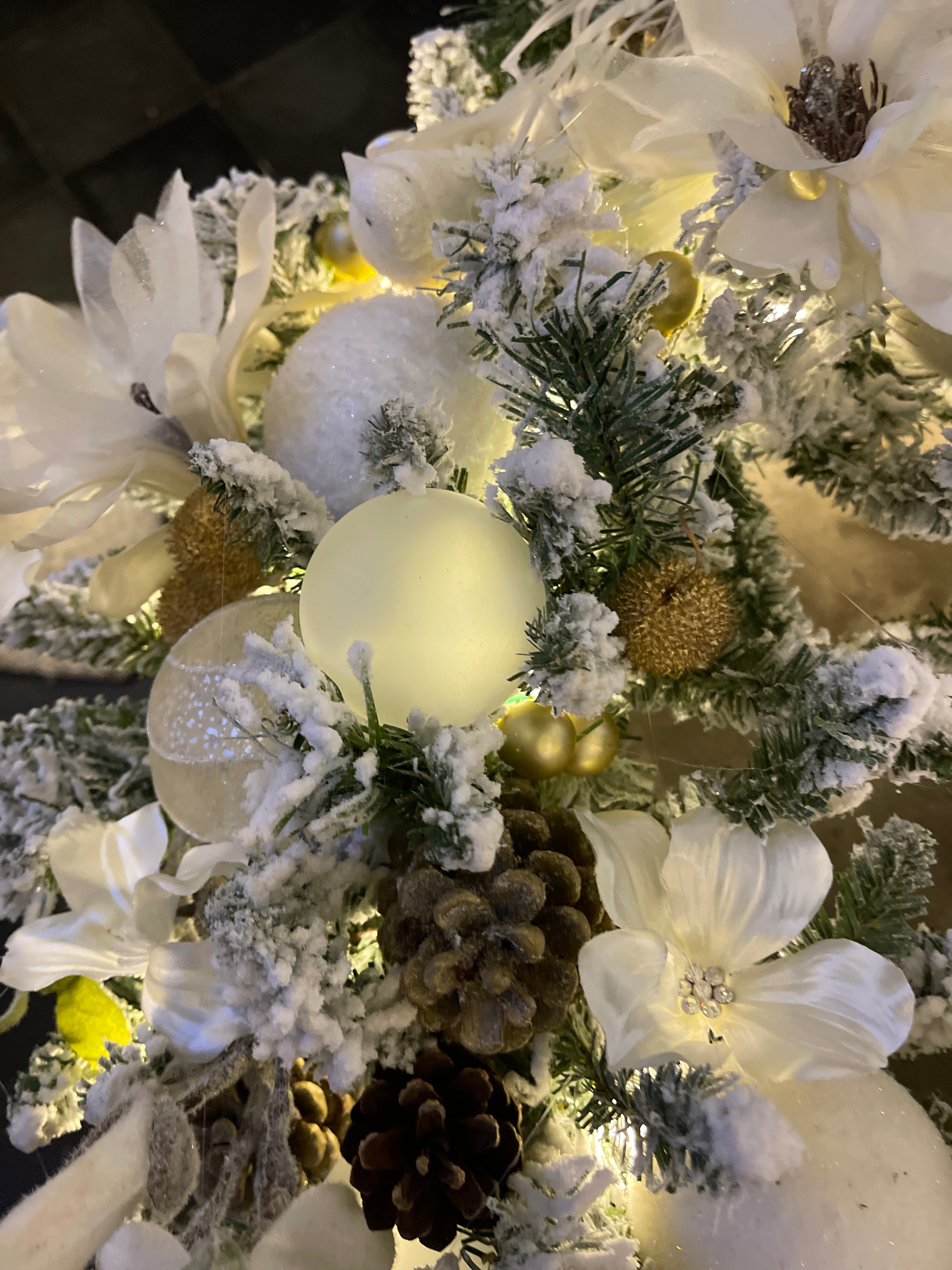 Besneeuwde kerstkrans met gouden accenten - Ø55 cm