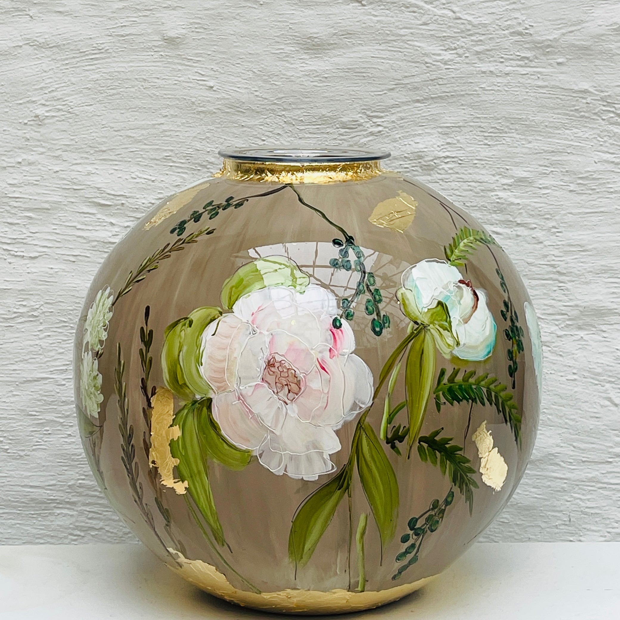 Doortje IJpelaar handgeschilderde glazen vaas LIMITED EDITION "Romantic White" DE BORGHT EXCLUSIVE