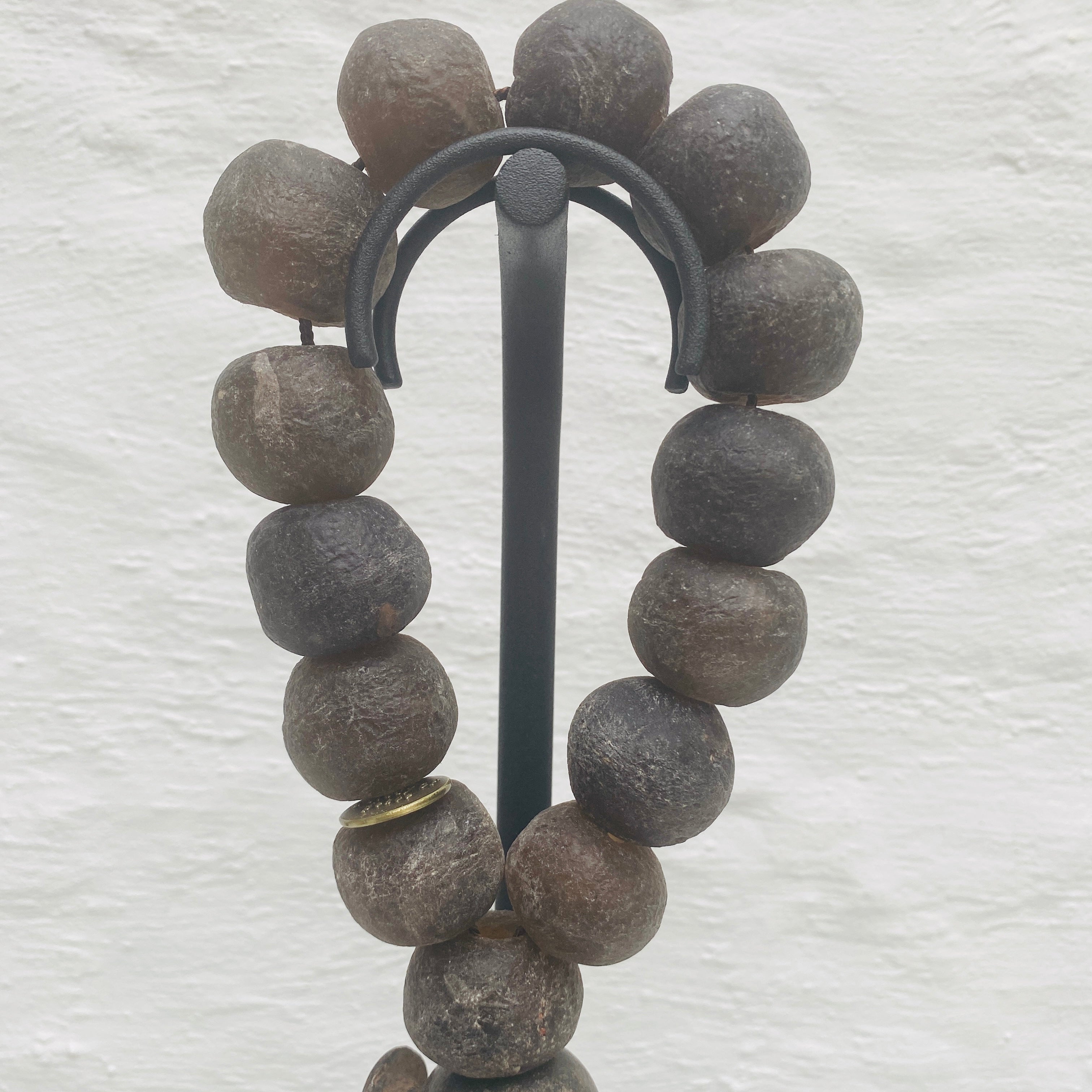 Studio Julia Atlas - recycles glass Ghana, bronze, Merino Wool Tassel