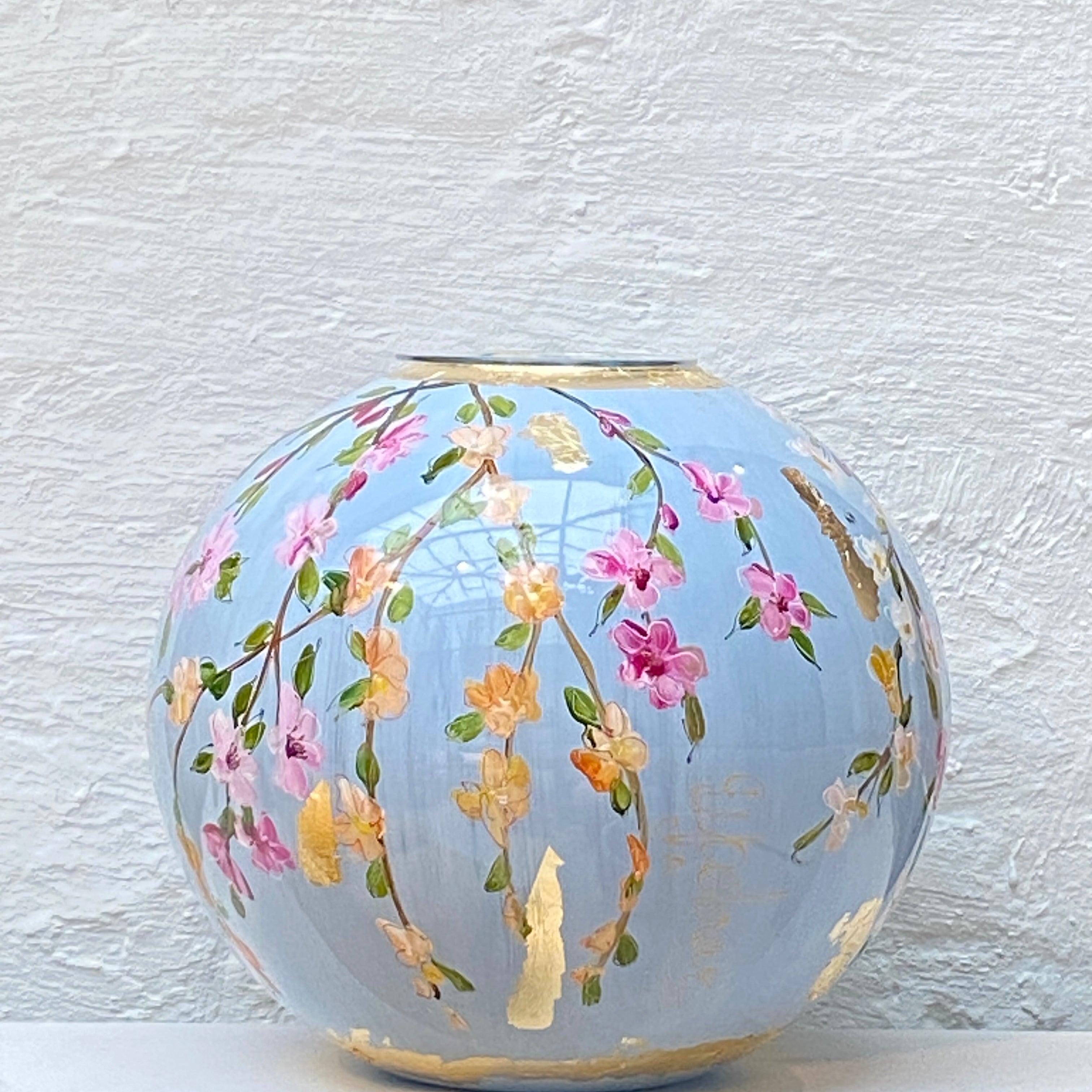 Doortje IJpelaar handgeschilderde glazen vaas LIMITED EDITION "Light Blue Blossom" DE BORGHT EXCLUSIVE