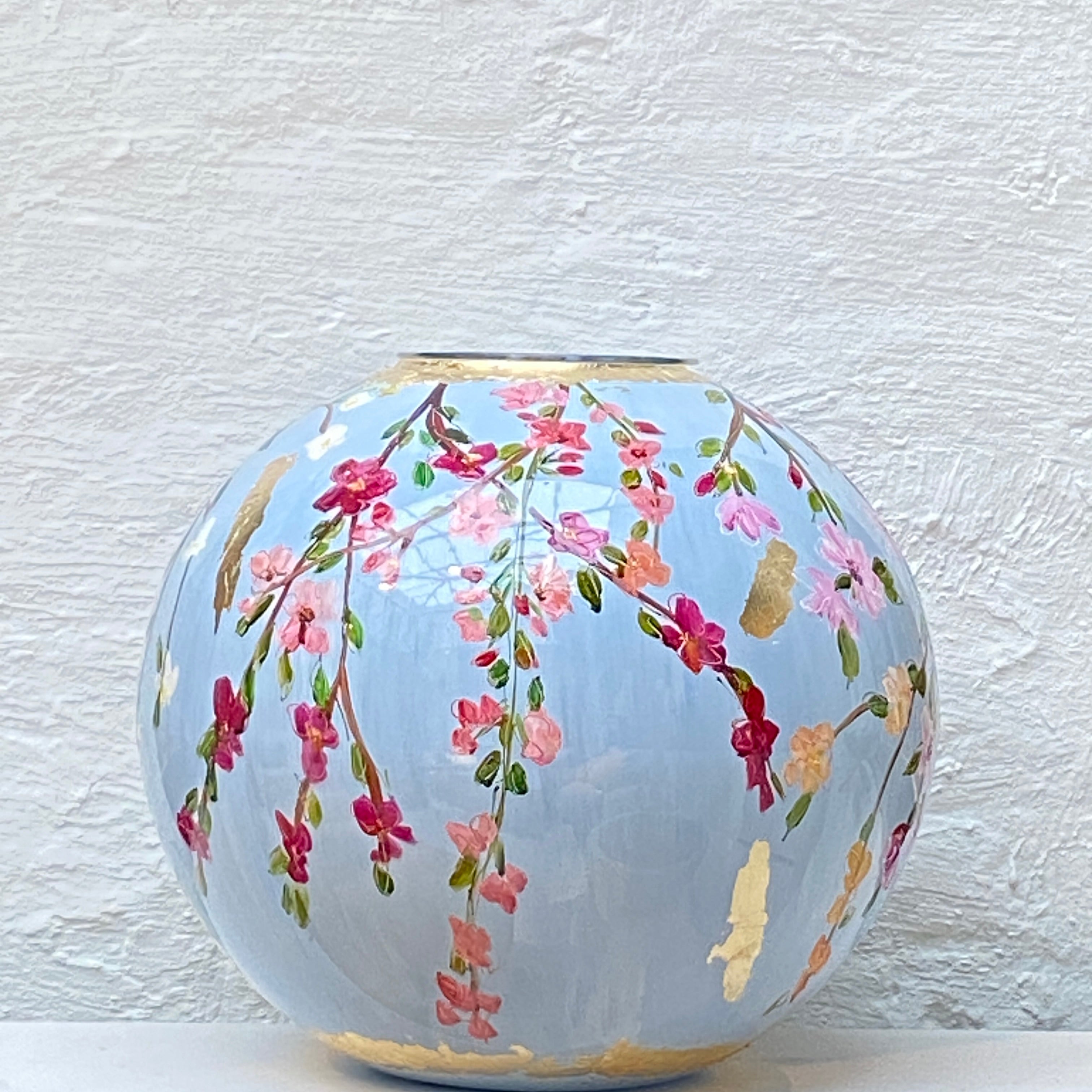 Doortje IJpelaar handgeschilderde glazen vaas LIMITED EDITION "Light Blue Blossom" DE BORGHT EXCLUSIVE
