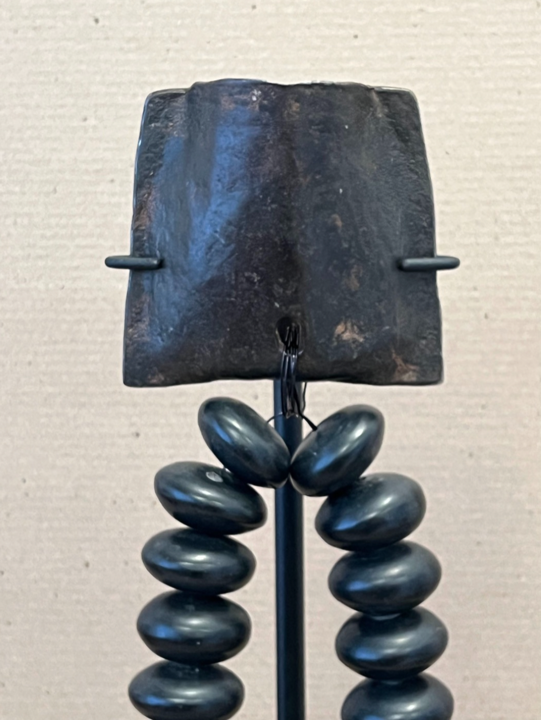 Studio Julia Atlas - Black amber manmade Africa, Iron cow bell, black alpaca wool tassel - Uniek