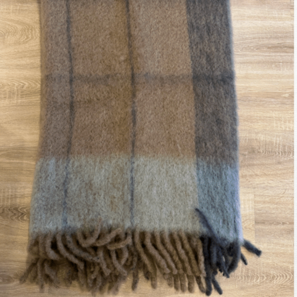 Plaid Ezcaray Twist Frame Throw (TW-6)