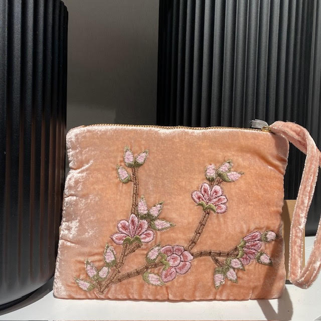 Anke Drechsel handgeborduurde Zip Pochette - Tuileries pink quartz