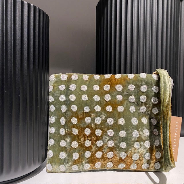 Anke Drechsel handgeborduurde Zip Pochette - Dotty shaded lake