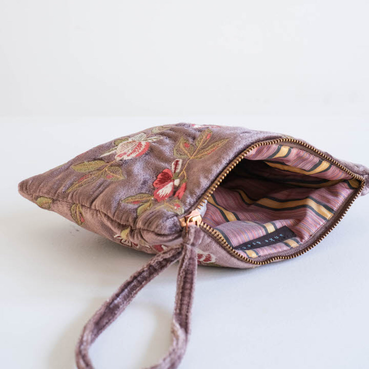 Anke Drechsel handgeborduurde Zip Pochette