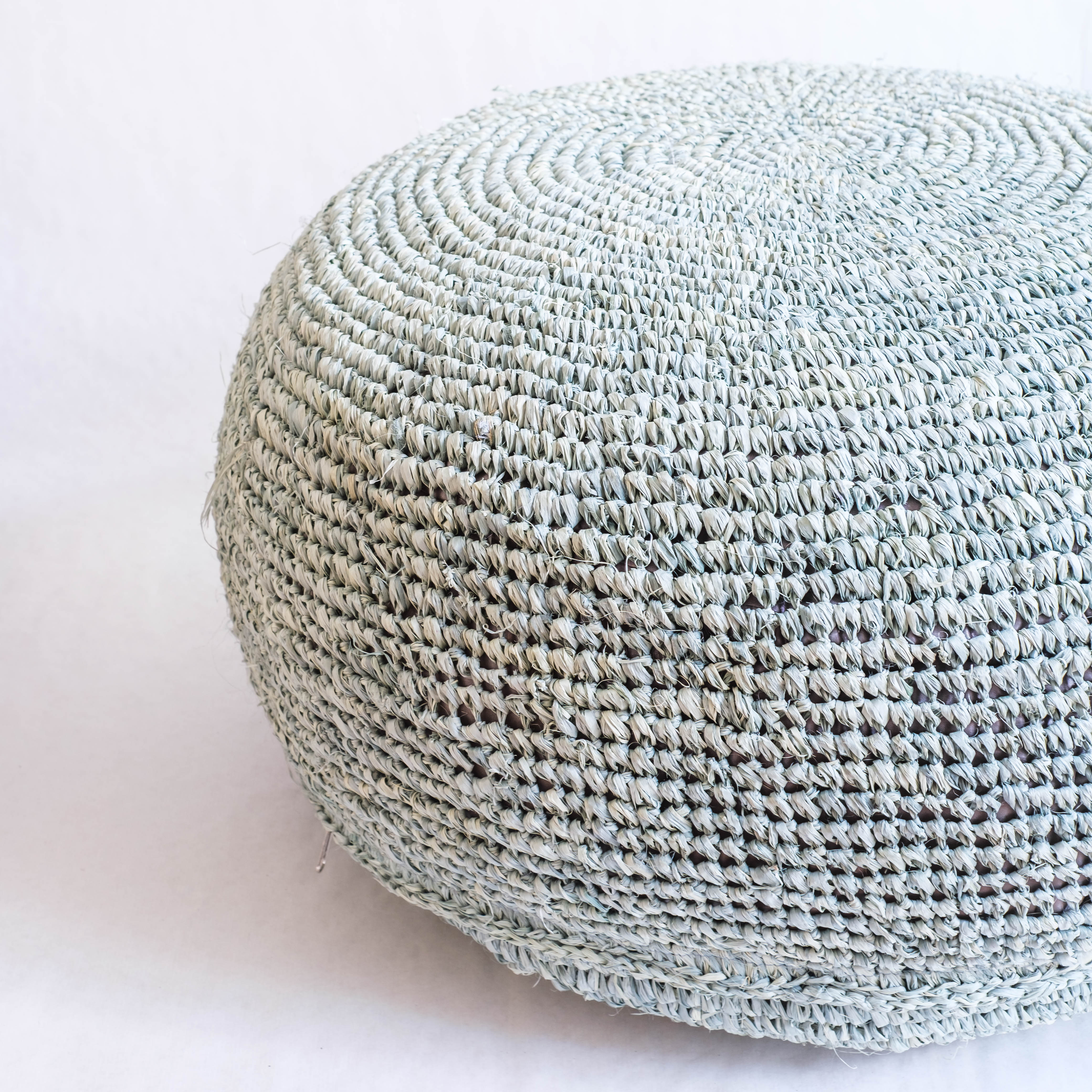 Warehouse Breit pouf in braided seagrass