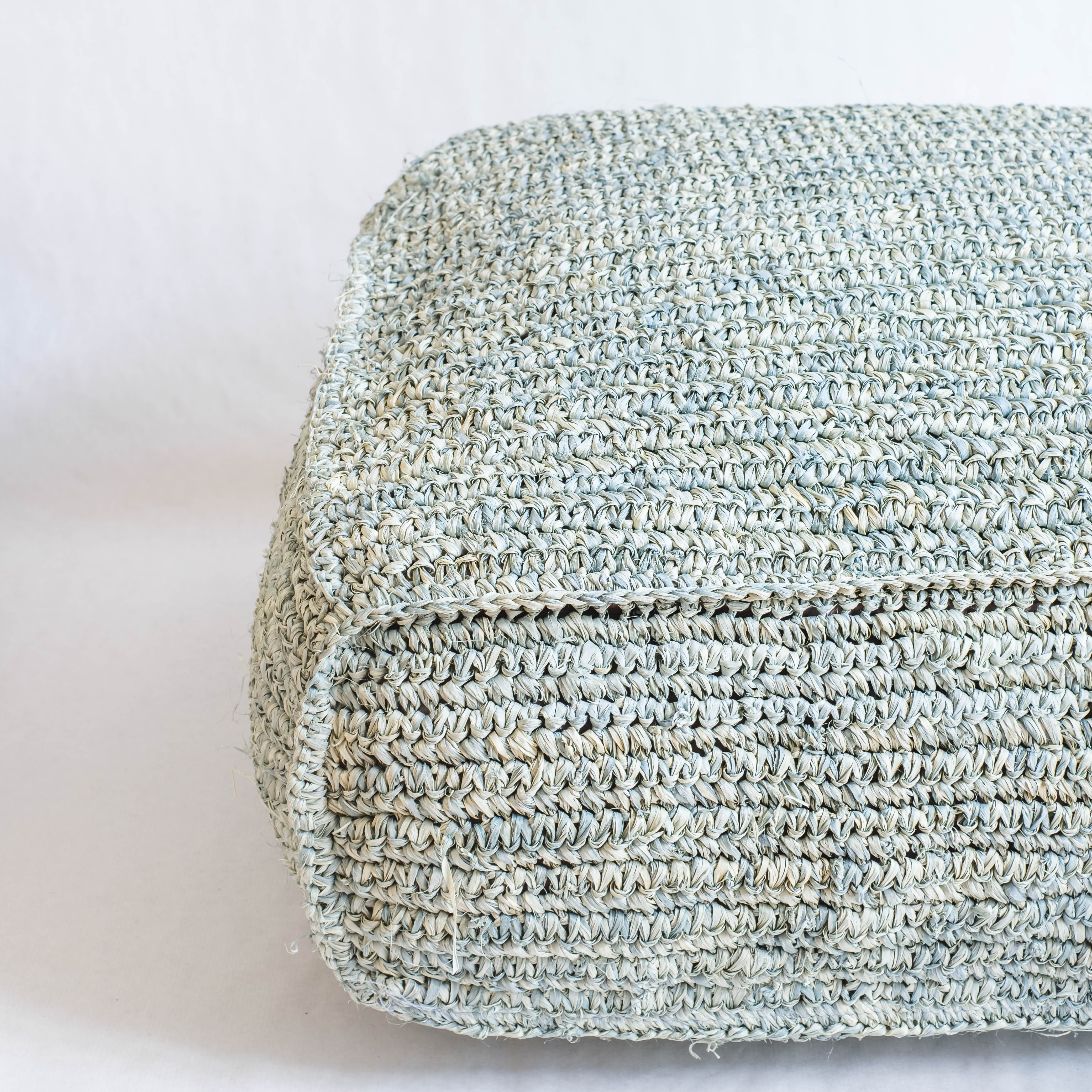 Warehouse Breit pouf in braided seagrass