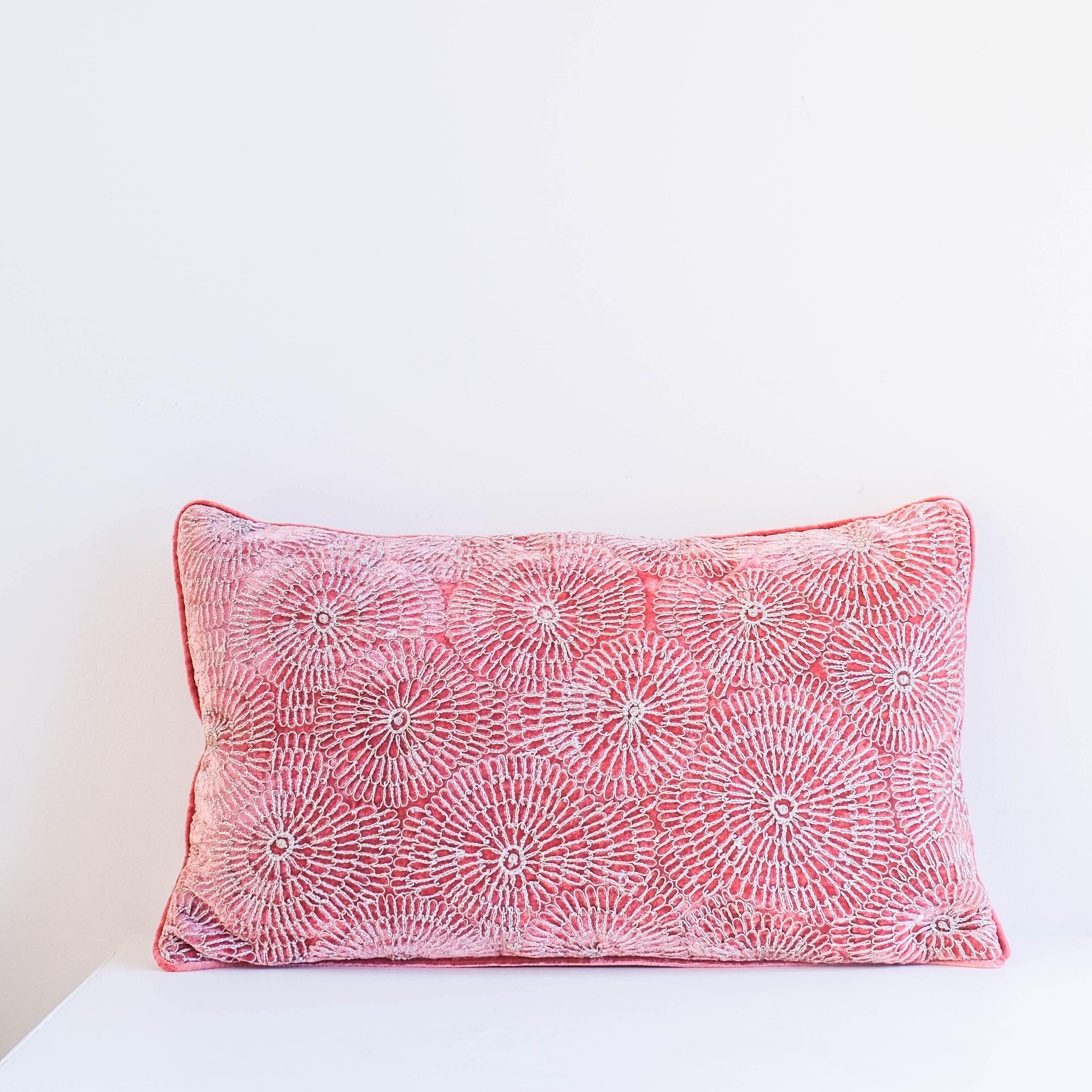 Anke Drechsel kussen Ariel Cyclamen
