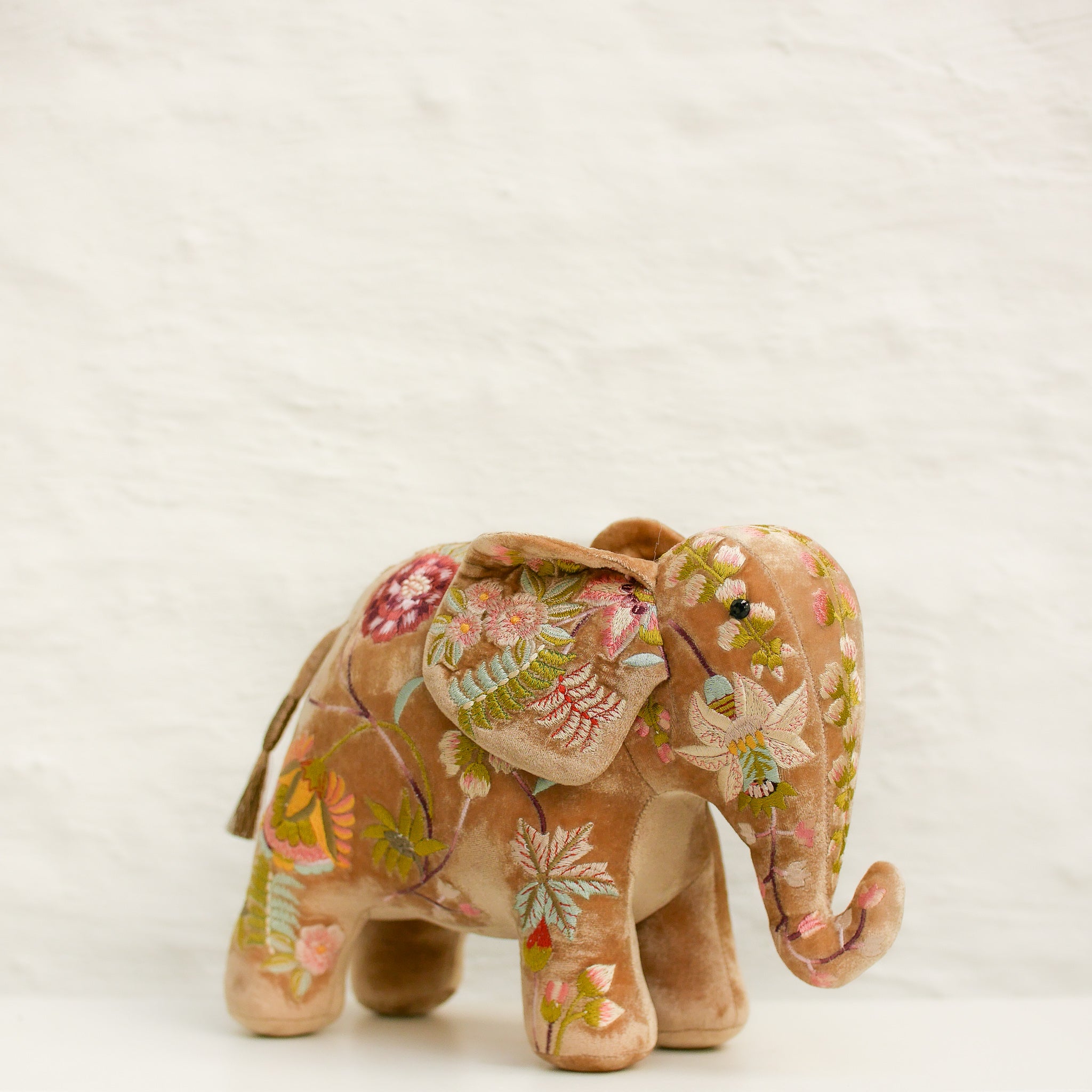 Anke Drechsel handgeborduurde Olifant - MME Bovary Taupe