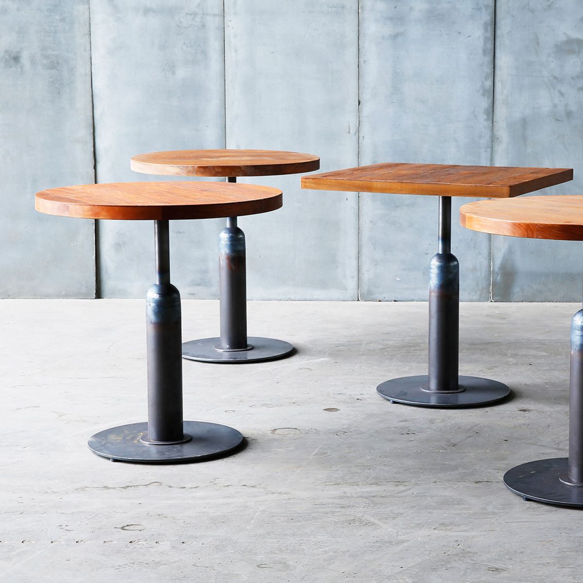 Apollo dining table