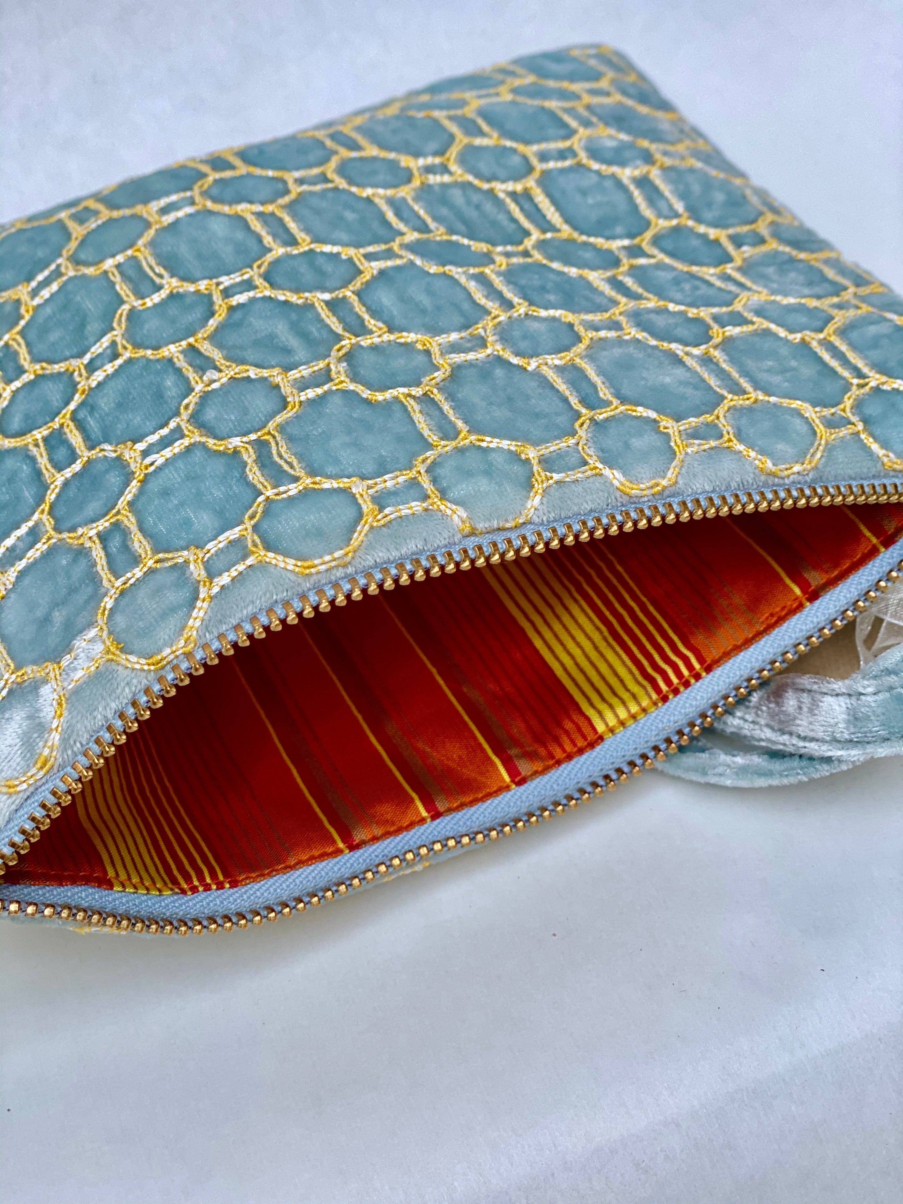 Anke Drechsel handgeborduurde Zip Pochette
