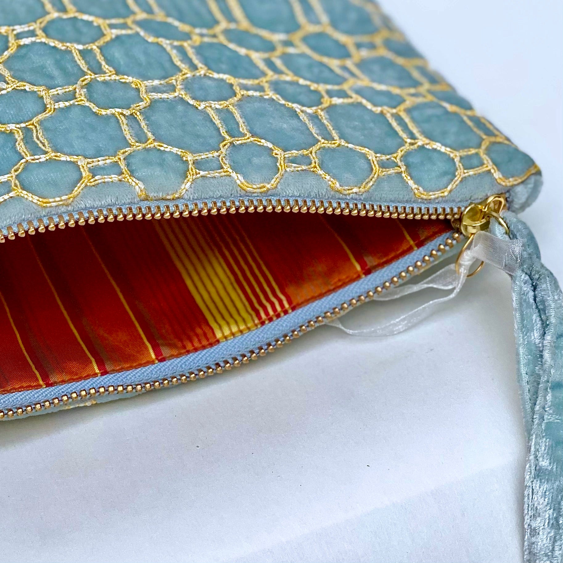 Anke Drechsel handgeborduurde Zip Pochette