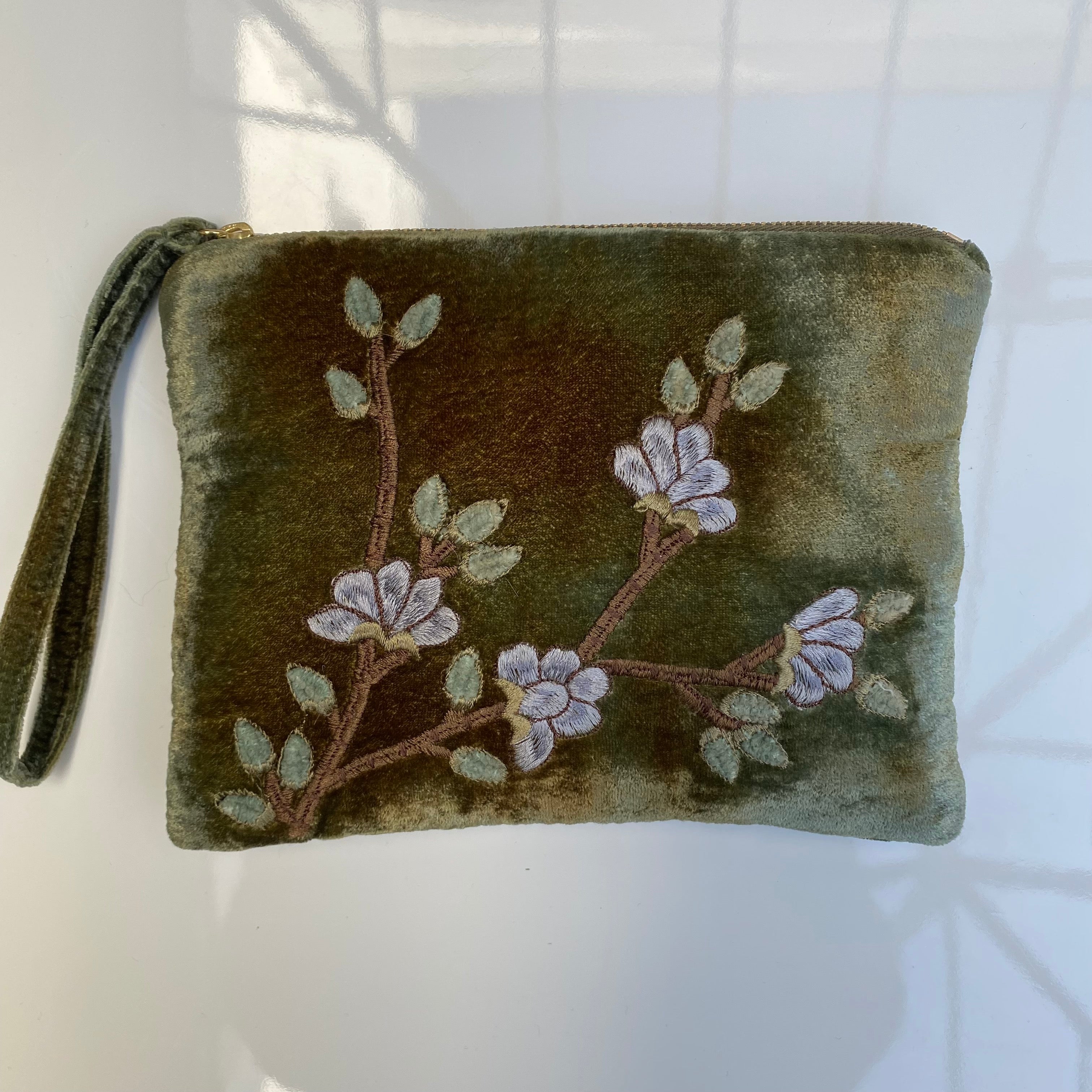 Anke Drechsel handgeborduurde Zip Pochette