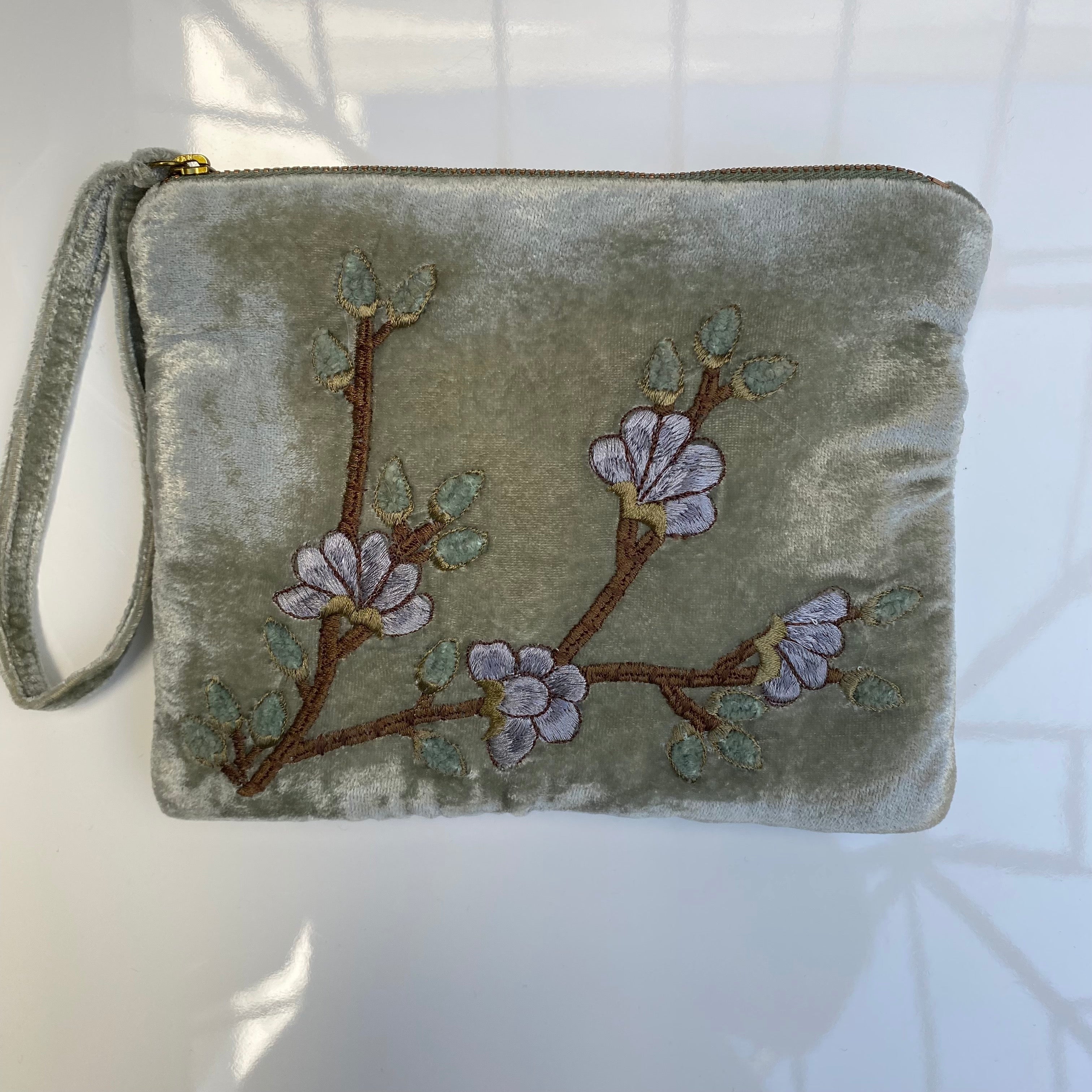 Anke Drechsel handgeborduurde Zip Pochette