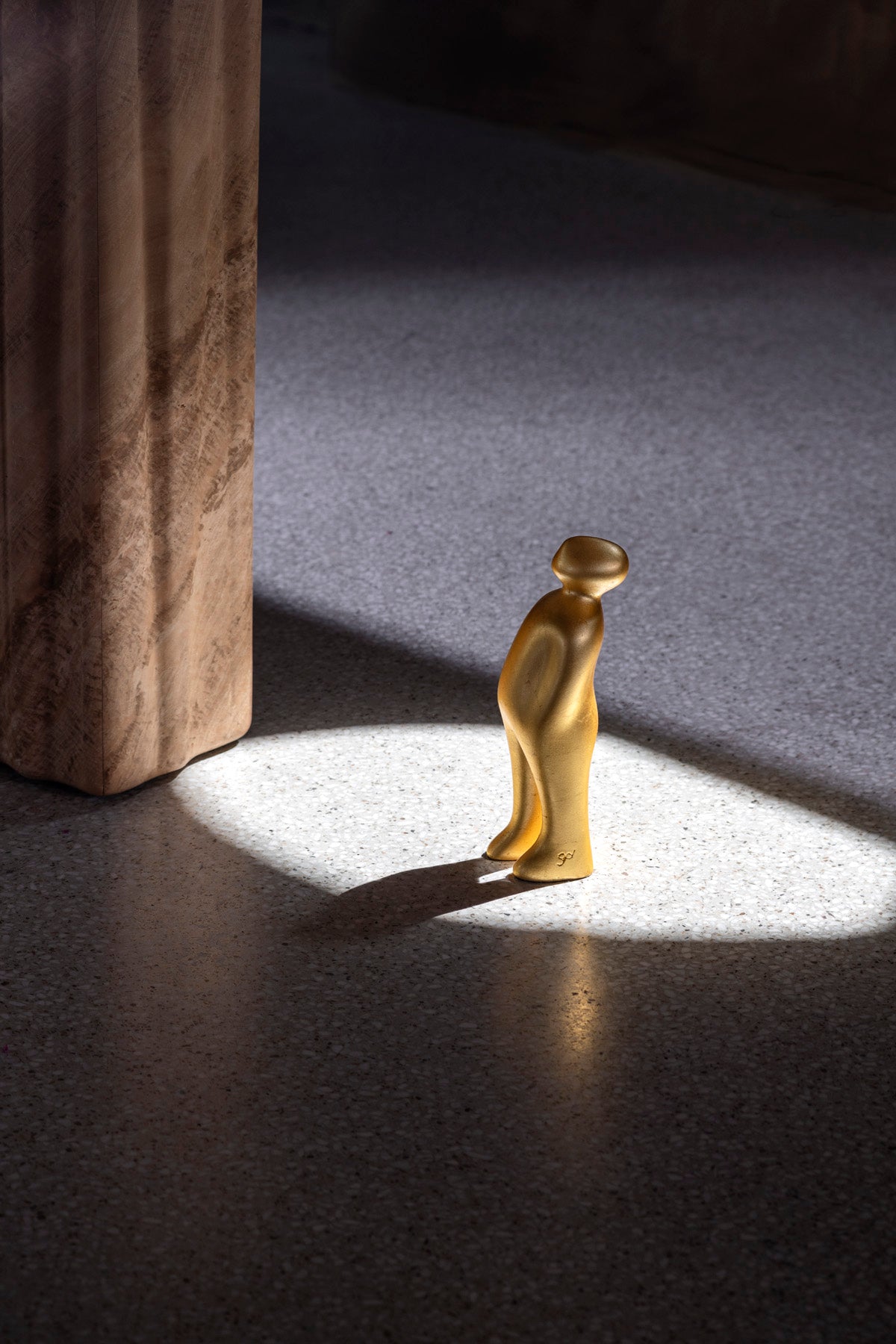 The Visitor figurine small a golden tribute