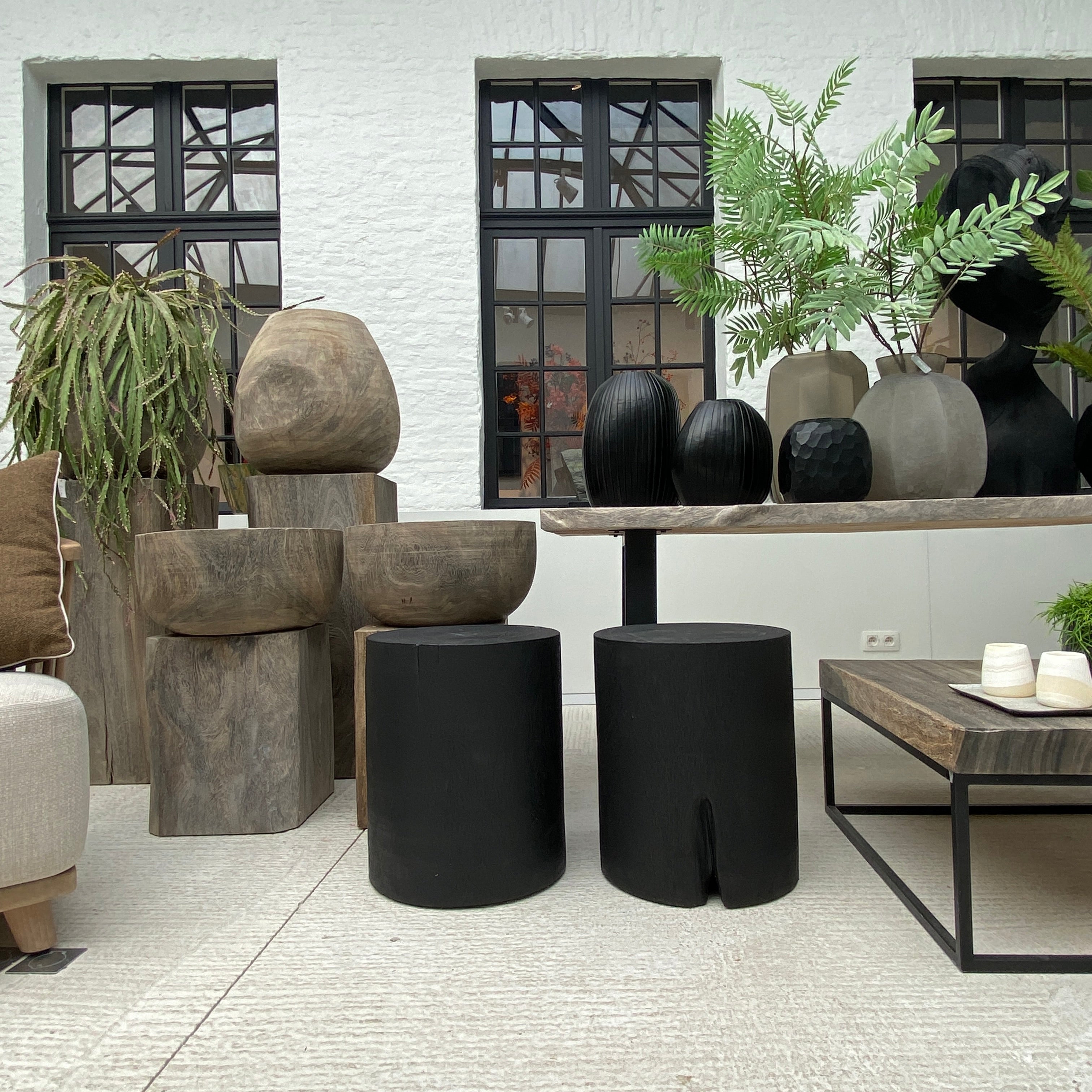 Warehouse Wide Round suar pedestal black