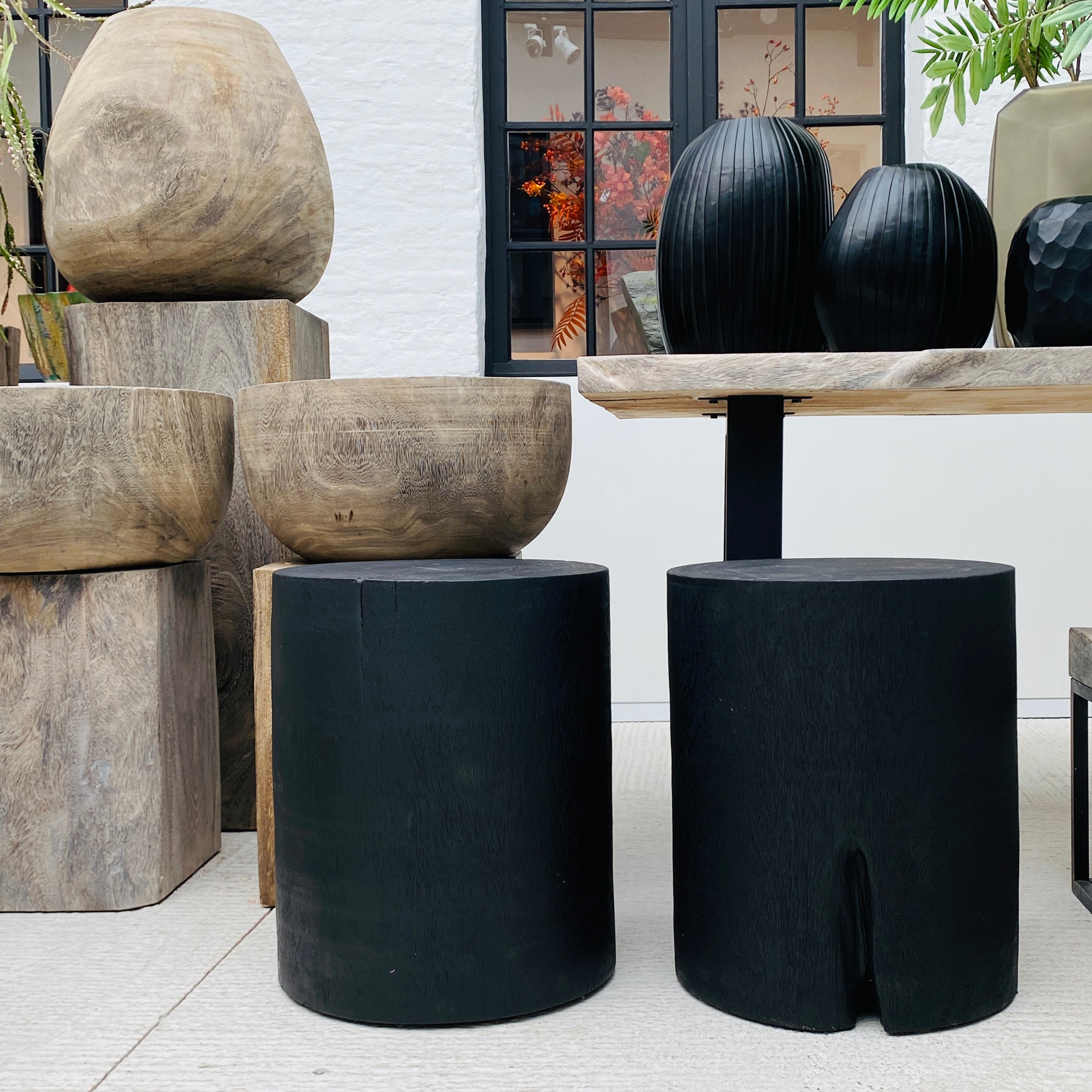 Warehouse Wide Round suar pedestal black