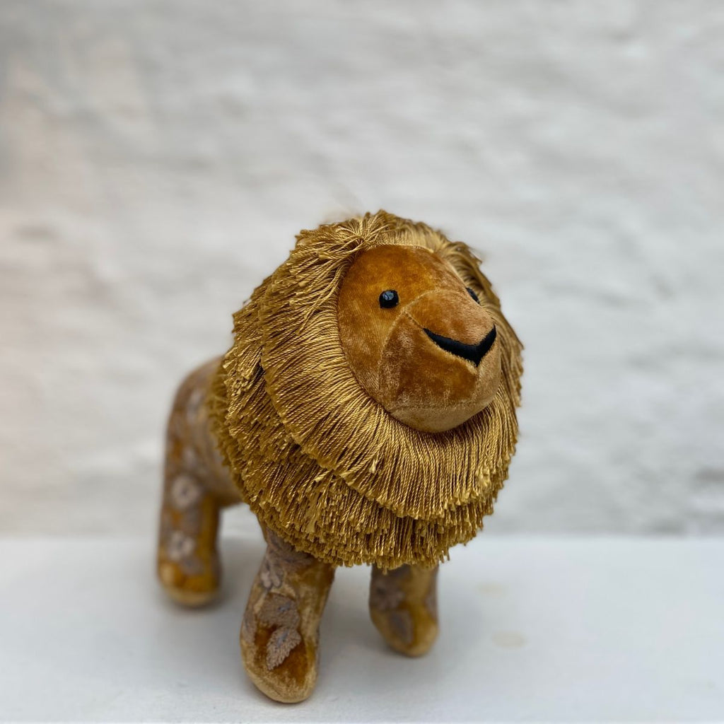 Anke Drechsel handgeborduurde leeuw