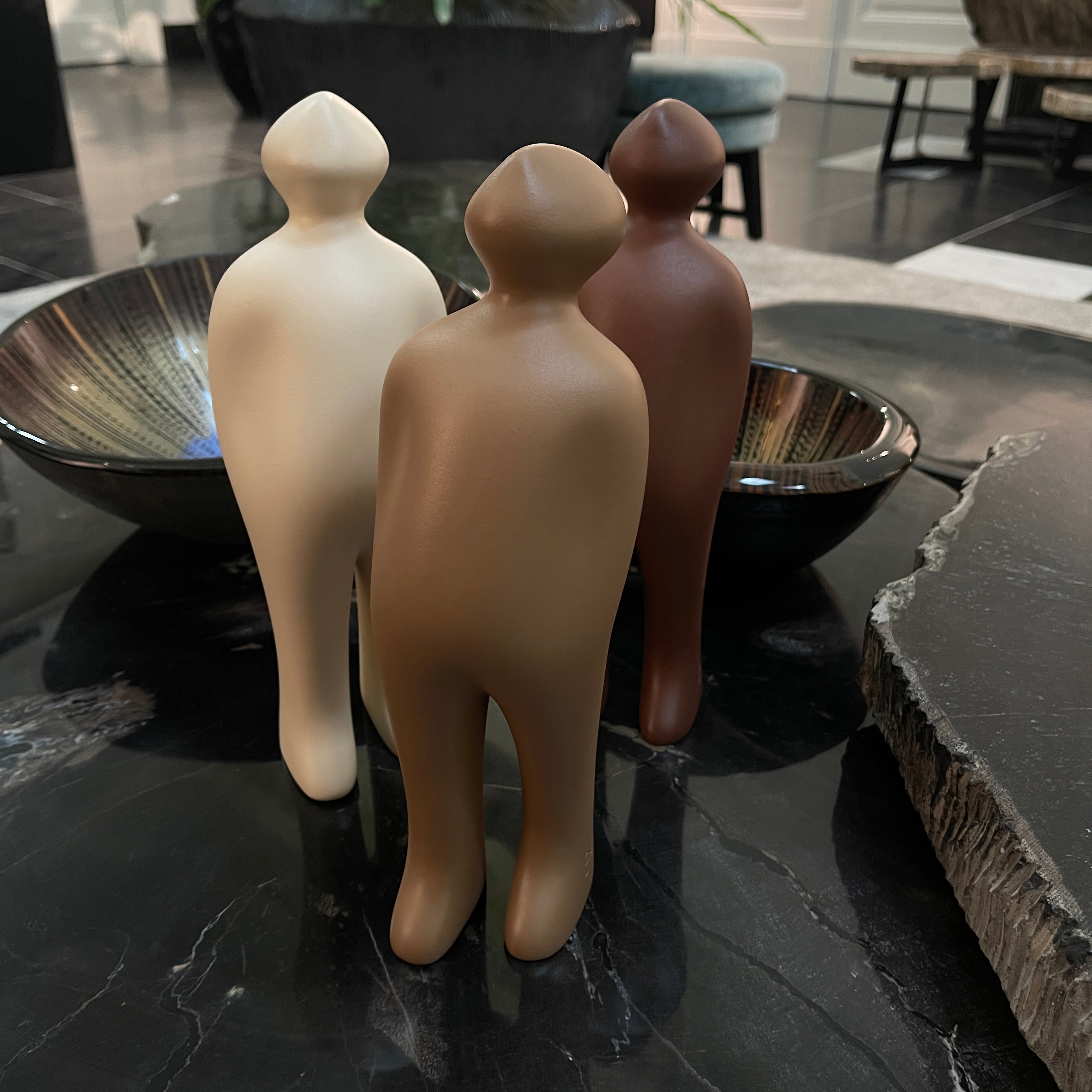 The Visitor figurine small Taupe (cor27)