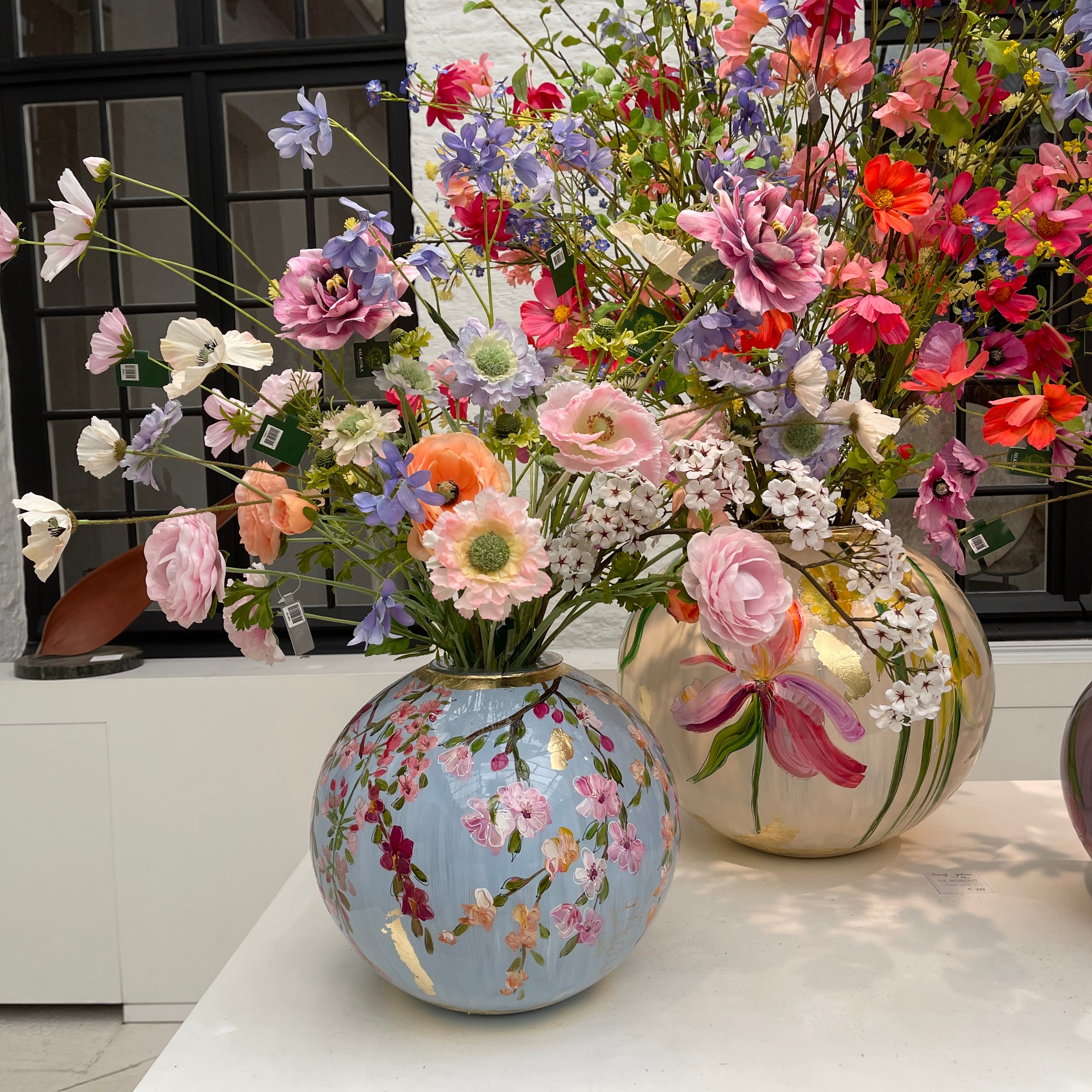 Doortje IJpelaar handgeschilderde glazen vaas LIMITED EDITION "Light Blue Blossom" DE BORGHT EXCLUSIVE