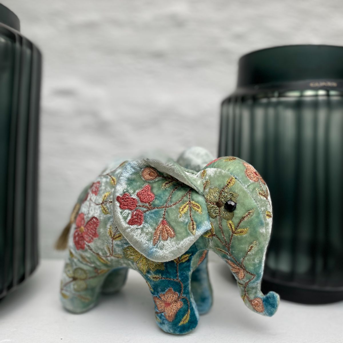 Anke Drechsel handgeborduurde Mini Olifant - Abby Shaded Lagoon
