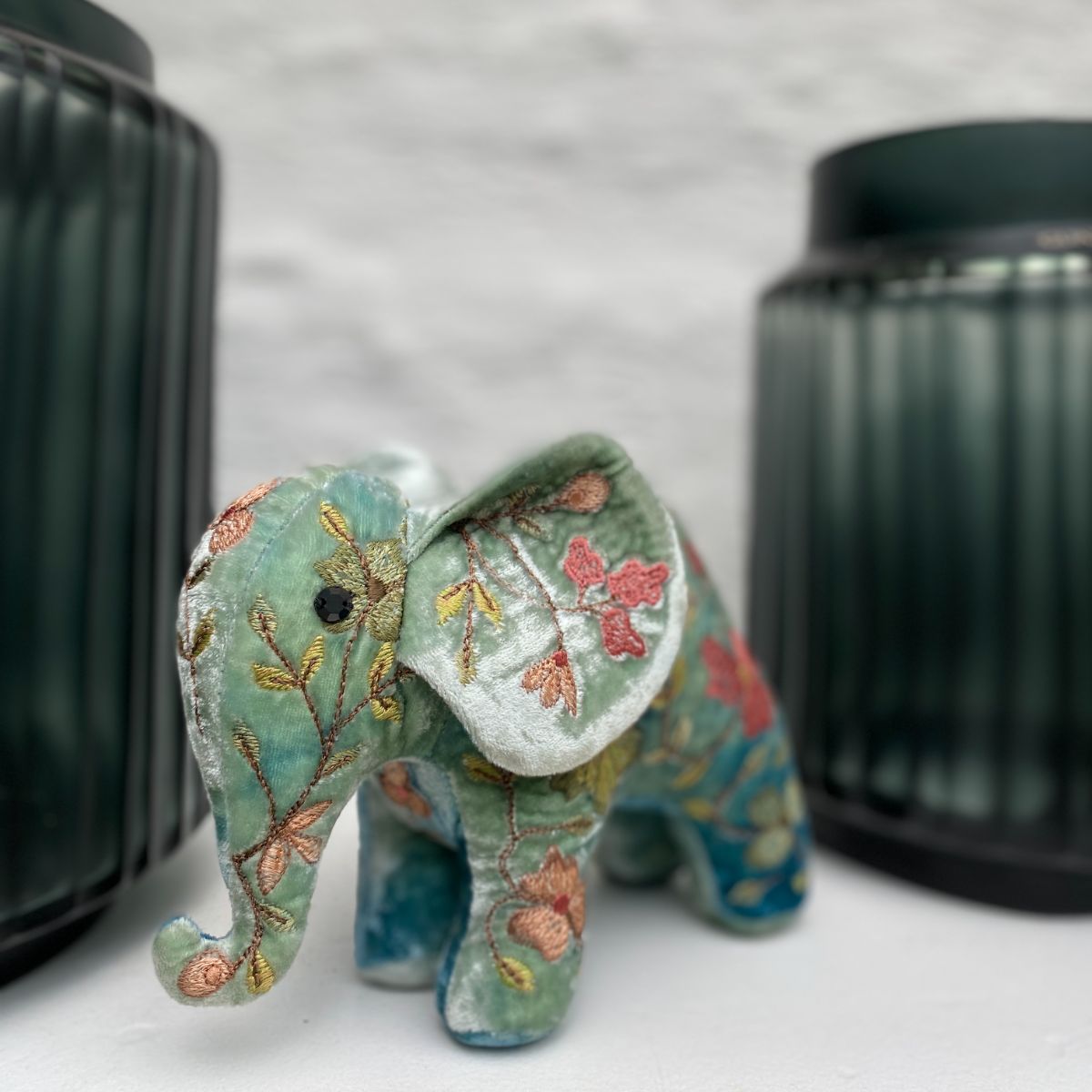Anke Drechsel handgeborduurde Mini Olifant - Abby Shaded Lagoon