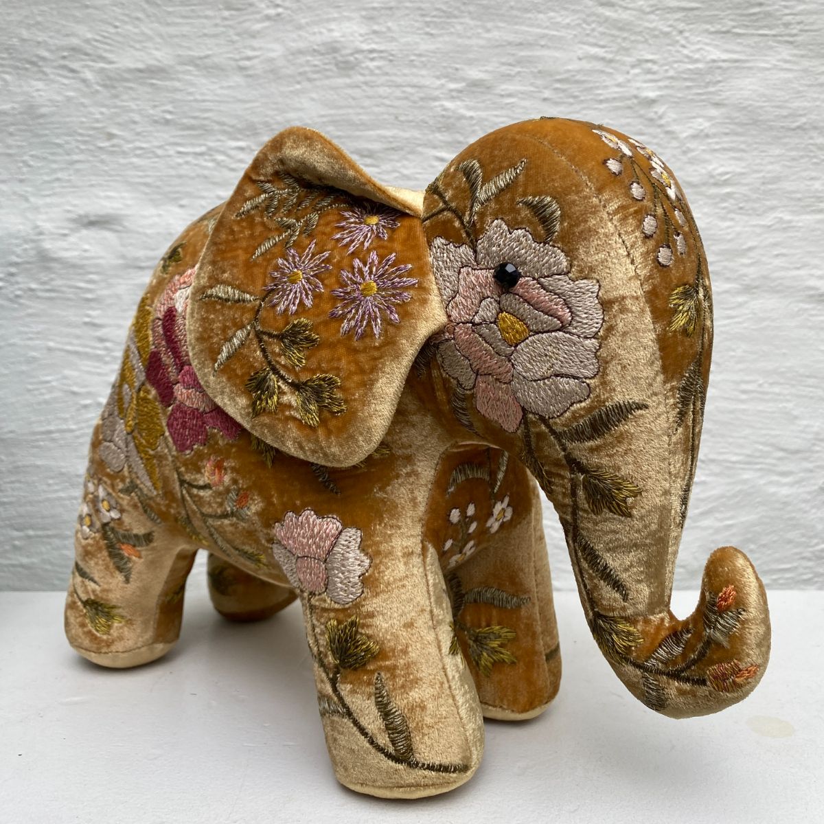 Anke Drechsel handgeborduurde Olifant - Sophie Oro