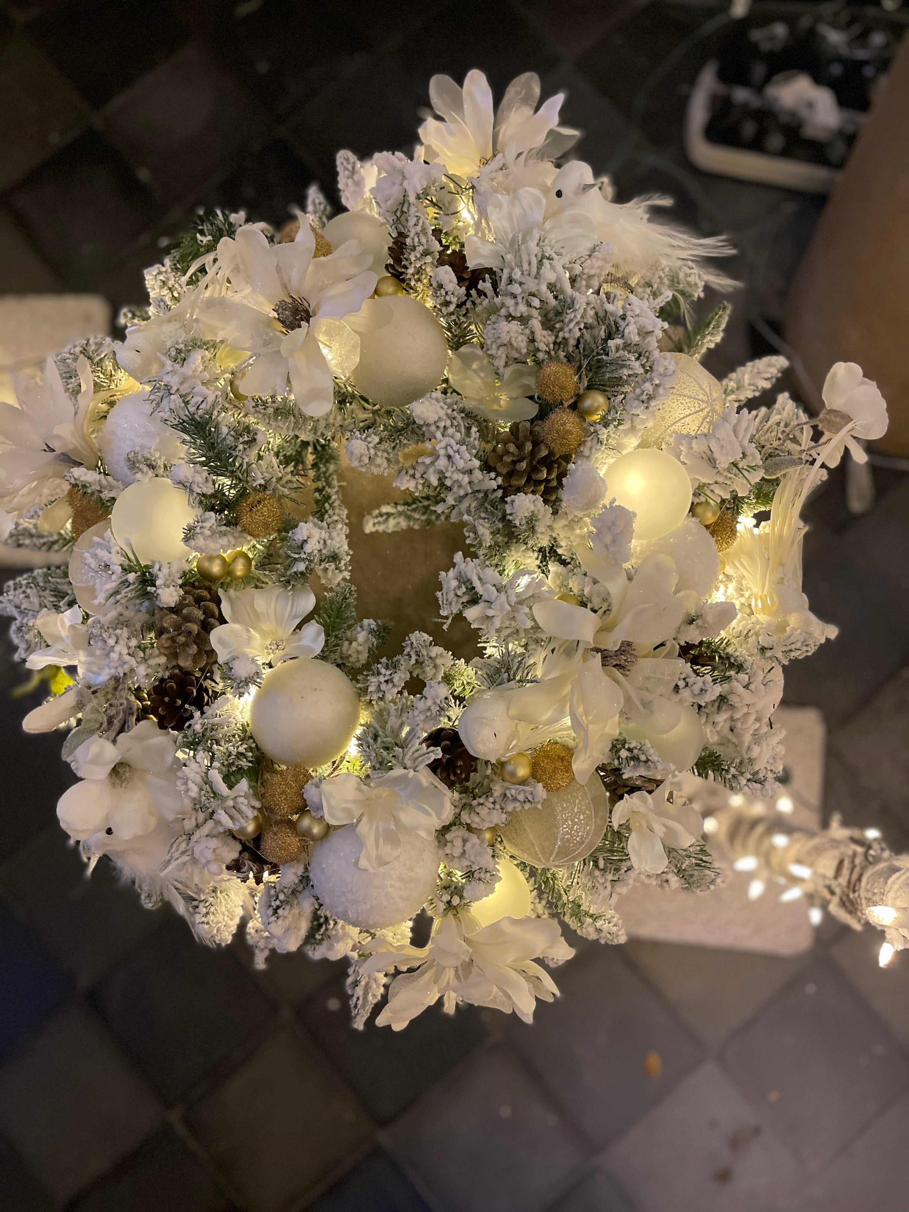 Snowy Christmas wreath with gold accents - Ø55 cm