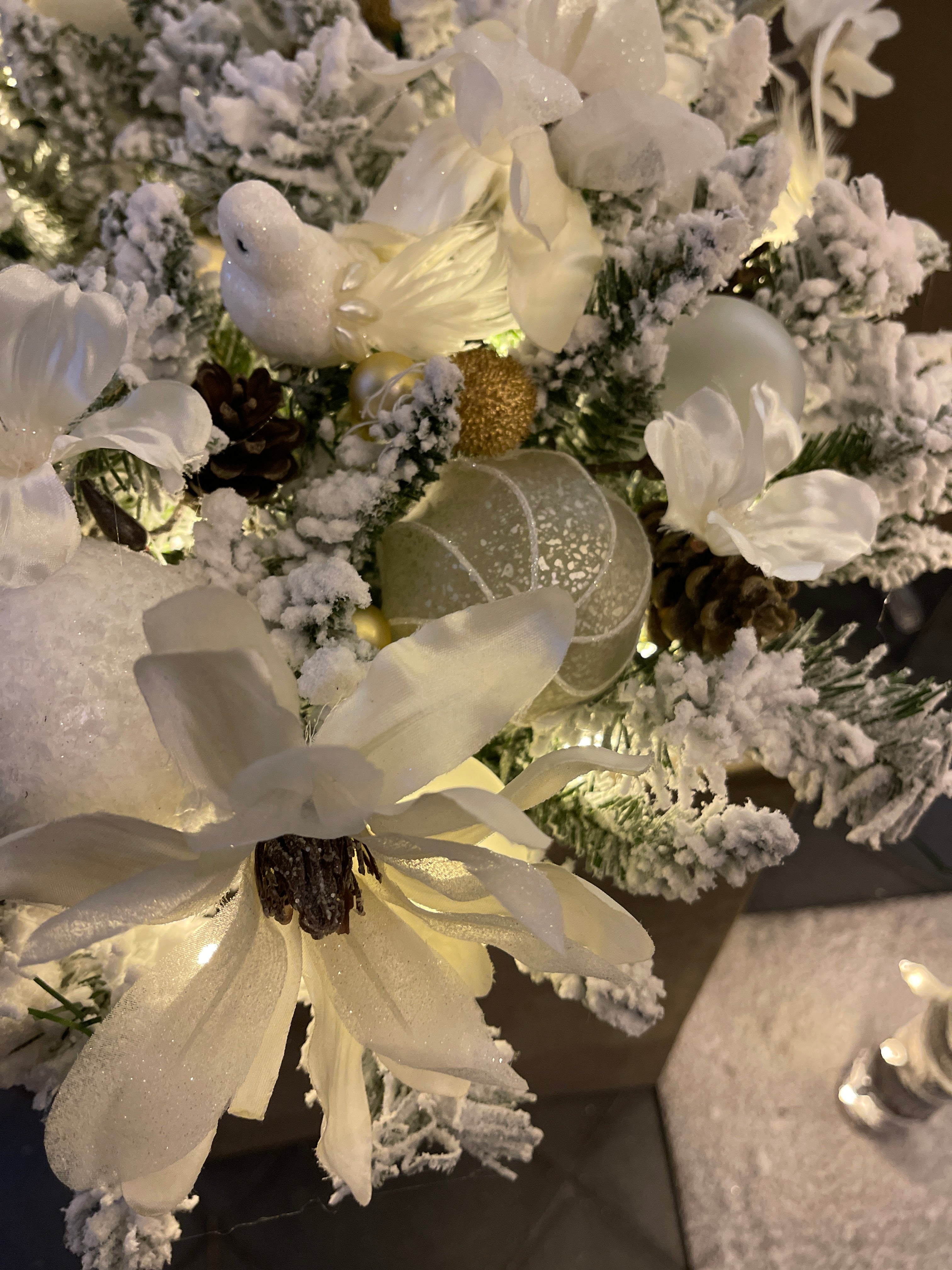 Snowy Christmas wreath with gold accents - Ø55 cm