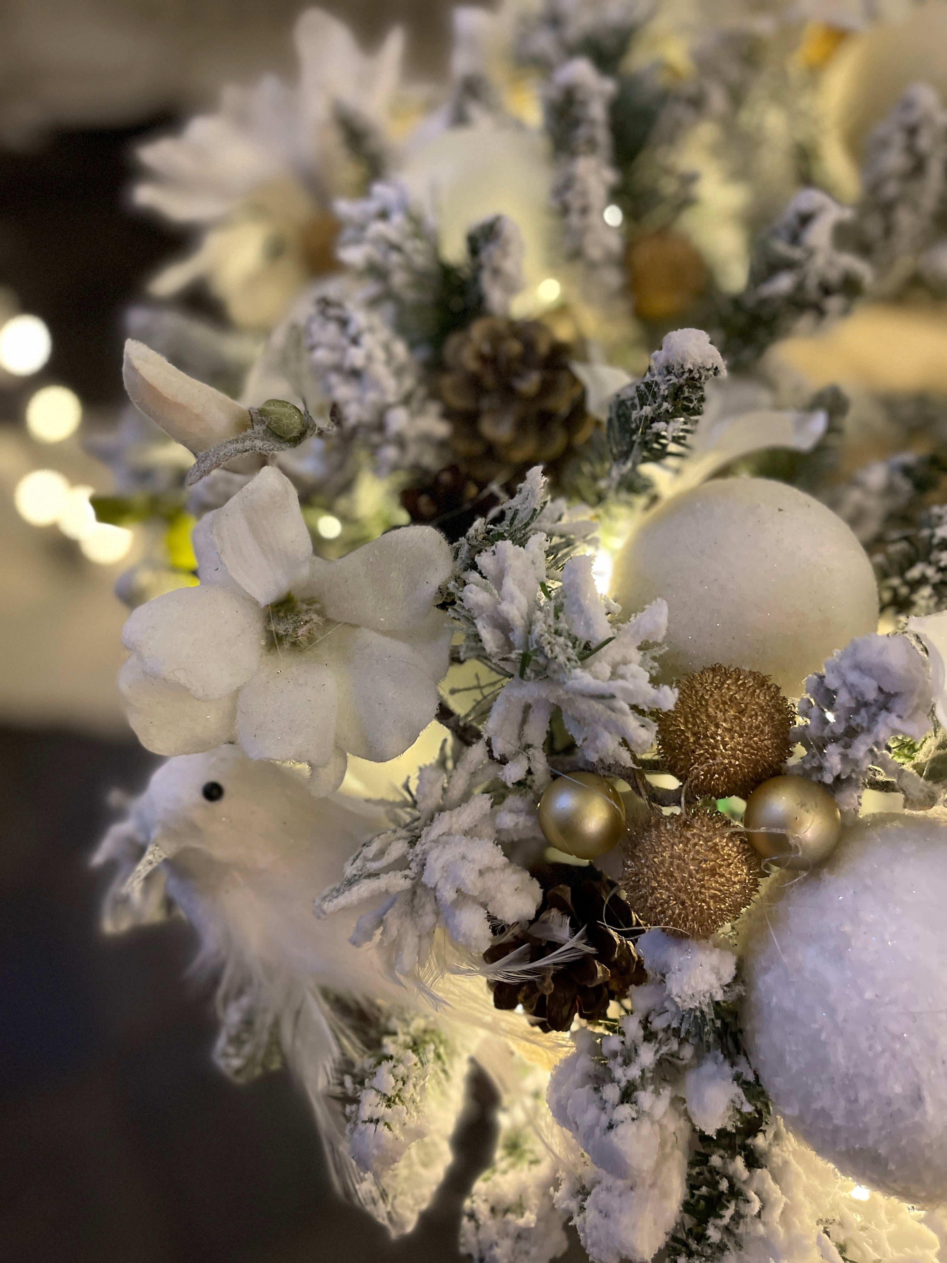 Besneeuwde kerstkrans met gouden accenten - Ø55 cm