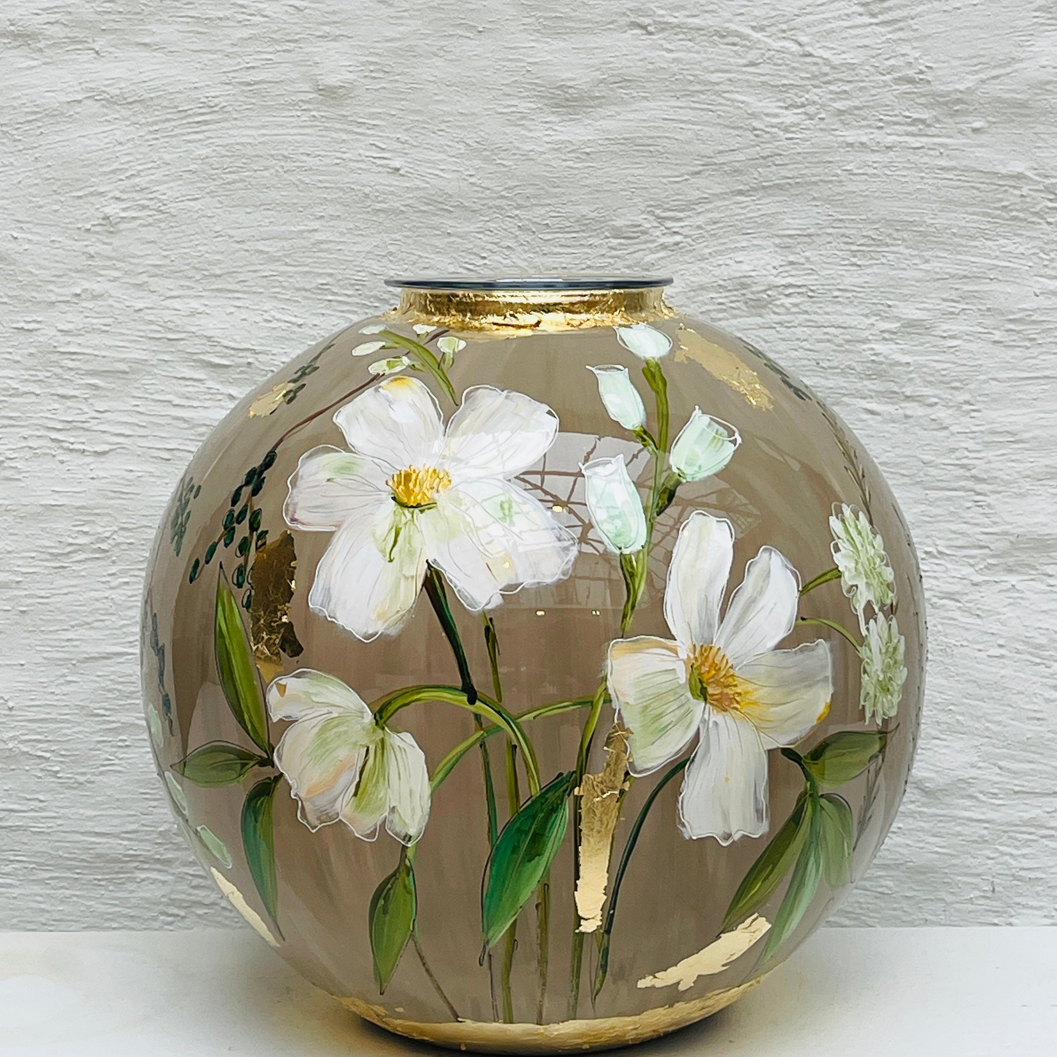 Doortje IJpelaar handgeschilderde glazen vaas LIMITED EDITION "Romantic White" DE BORGHT EXCLUSIVE