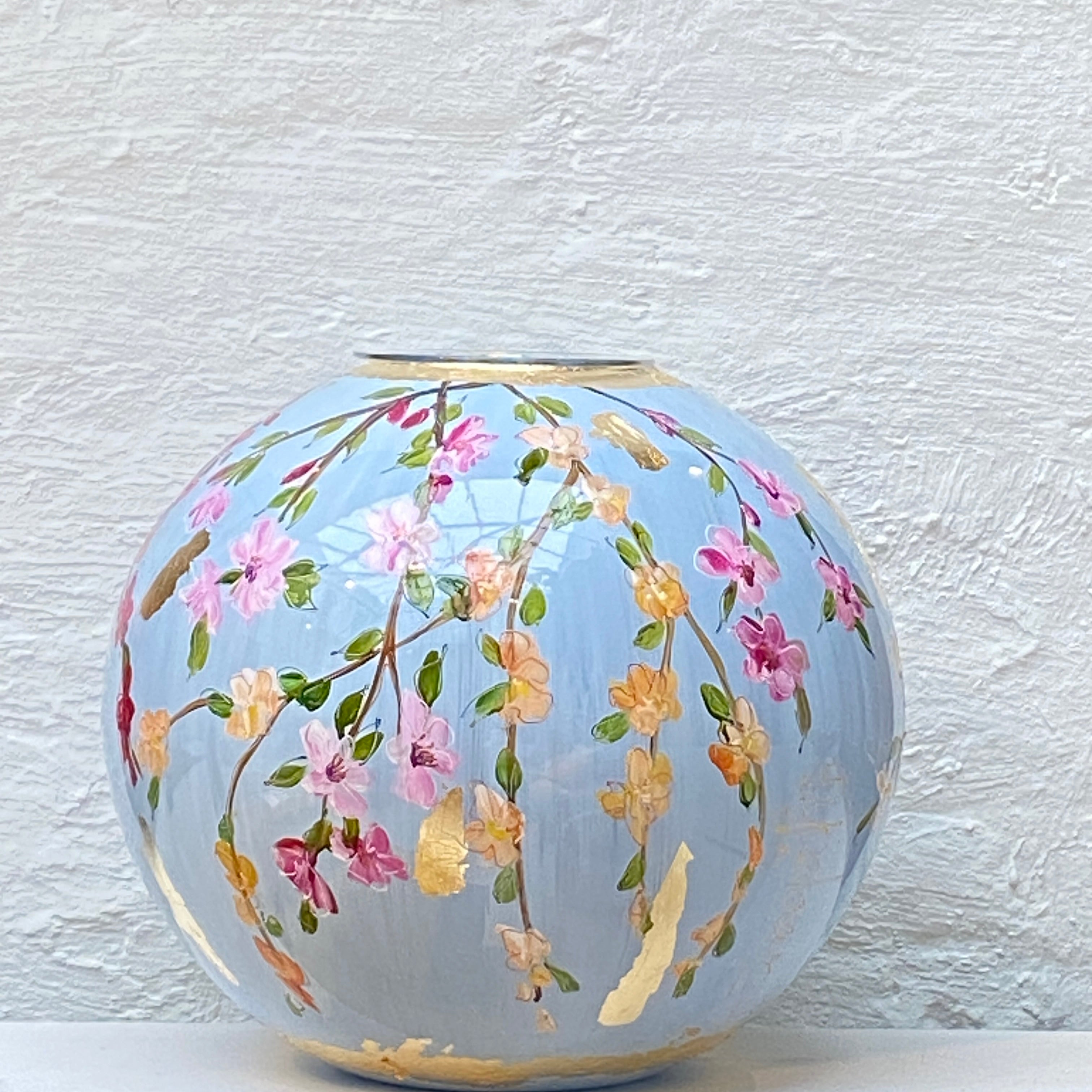 Doortje IJpelaar handgeschilderde glazen vaas LIMITED EDITION "Light Blue Blossom" DE BORGHT EXCLUSIVE