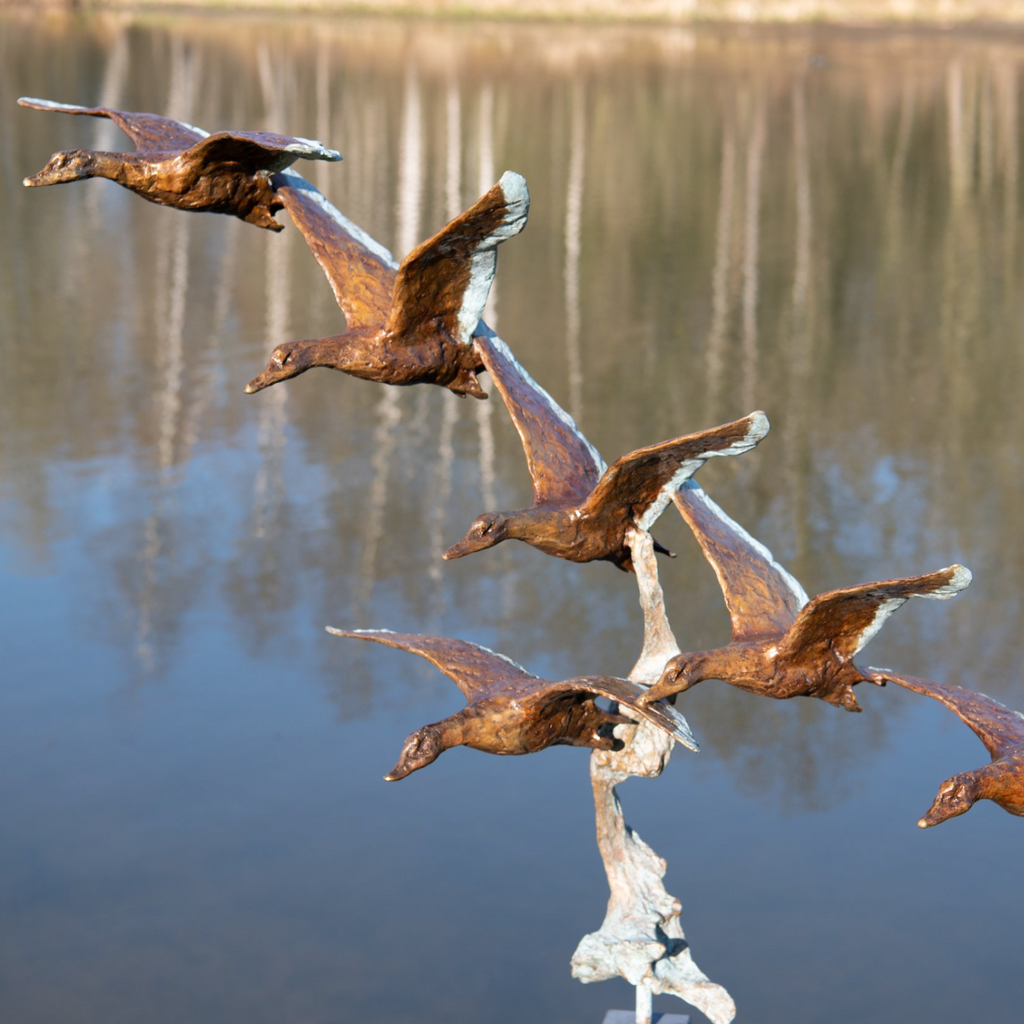 Jonneke Kodde - Natuurvlucht zes vogels aan bronzen stronk
