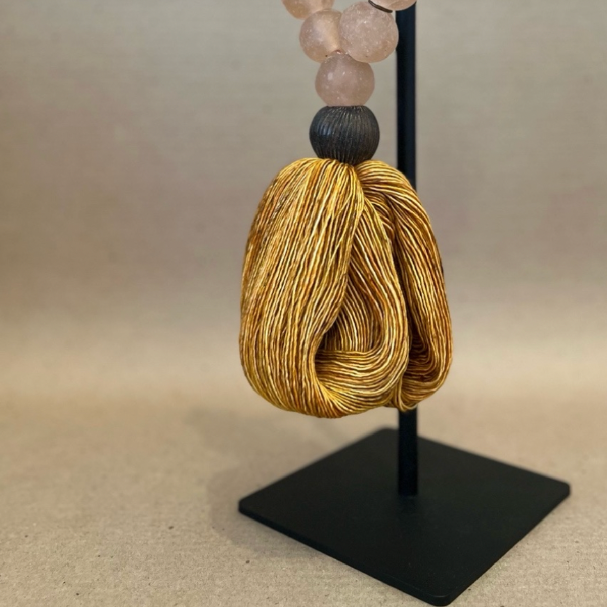 Studio Julia Atlas - Pink glass Ghana, bronze, merino wool tassel