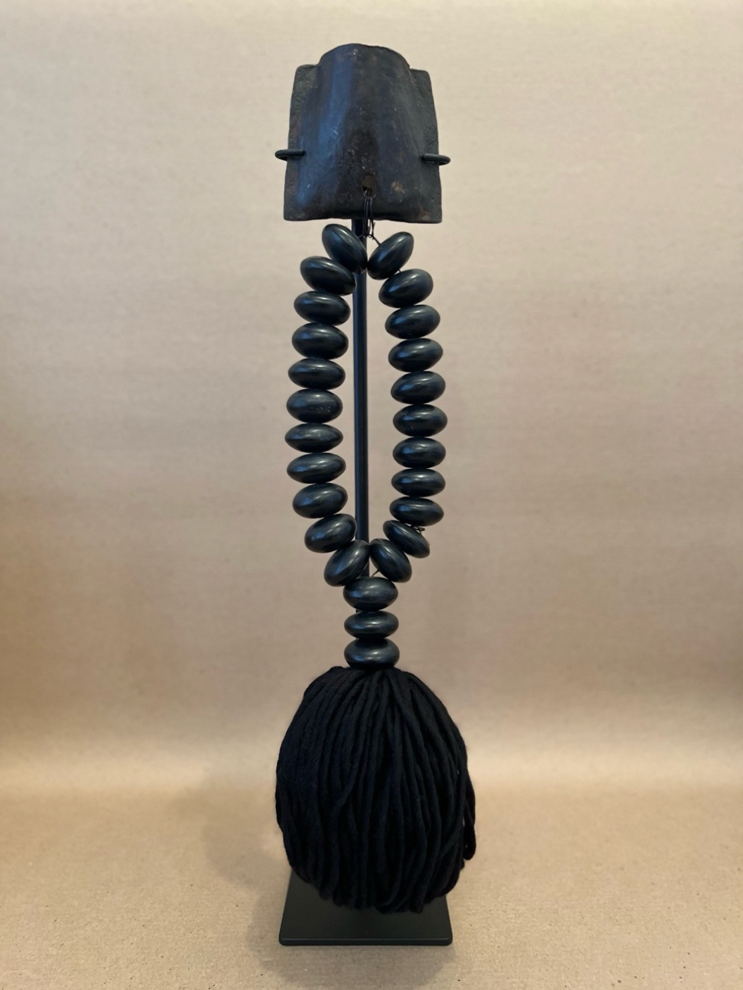 Studio Julia Atlas - Black amber manmade Africa, Iron cow bell, black alpaca wool tassel - Uniek