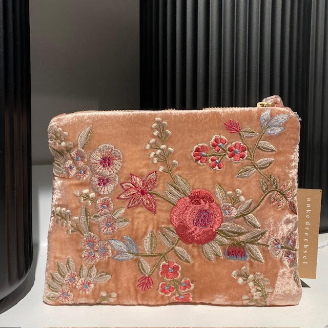 Anke Drechsel handgeborduurde Zip Pochette - Liza pink quartz