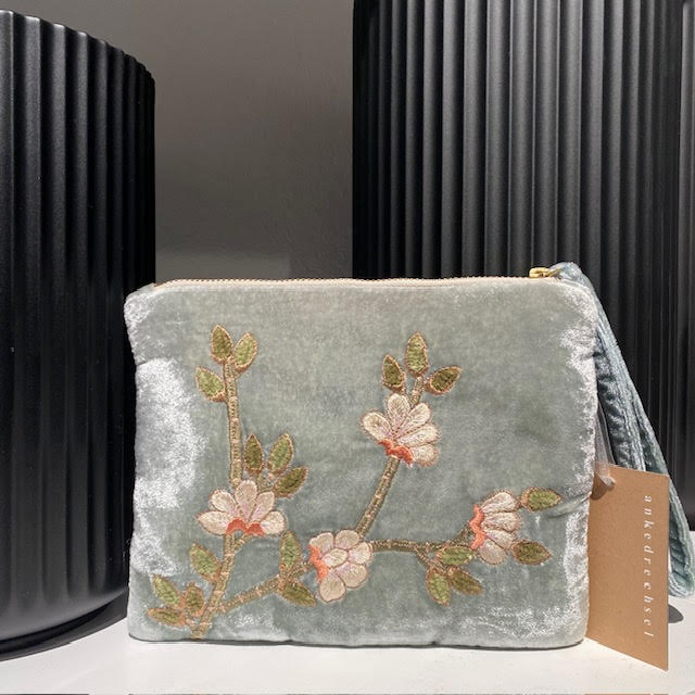 Anke Drechsel handgeborduurde Zip Pochette - Tuileries blue perfect