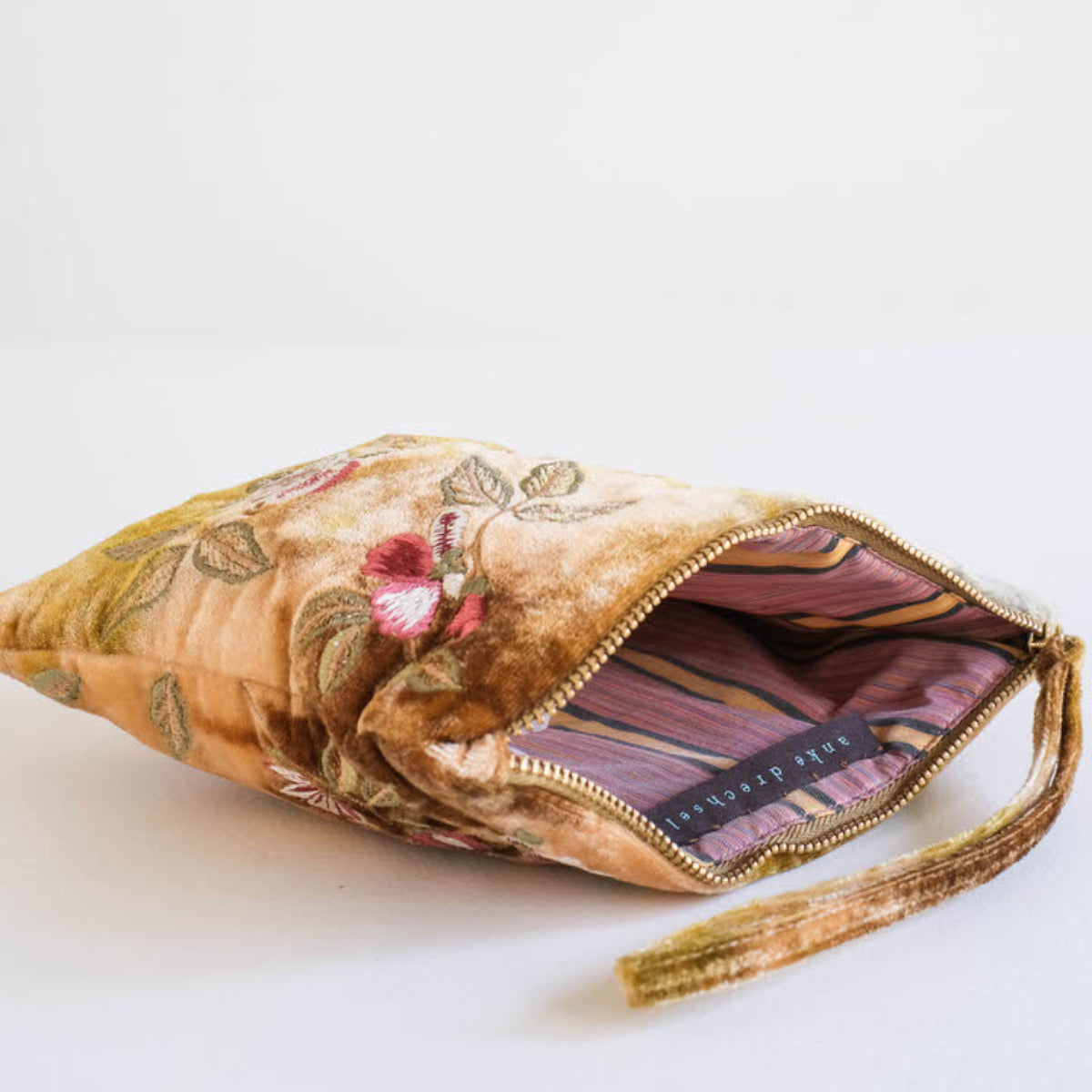 Anke Drechsel handgeborduurde Zip Pochette
