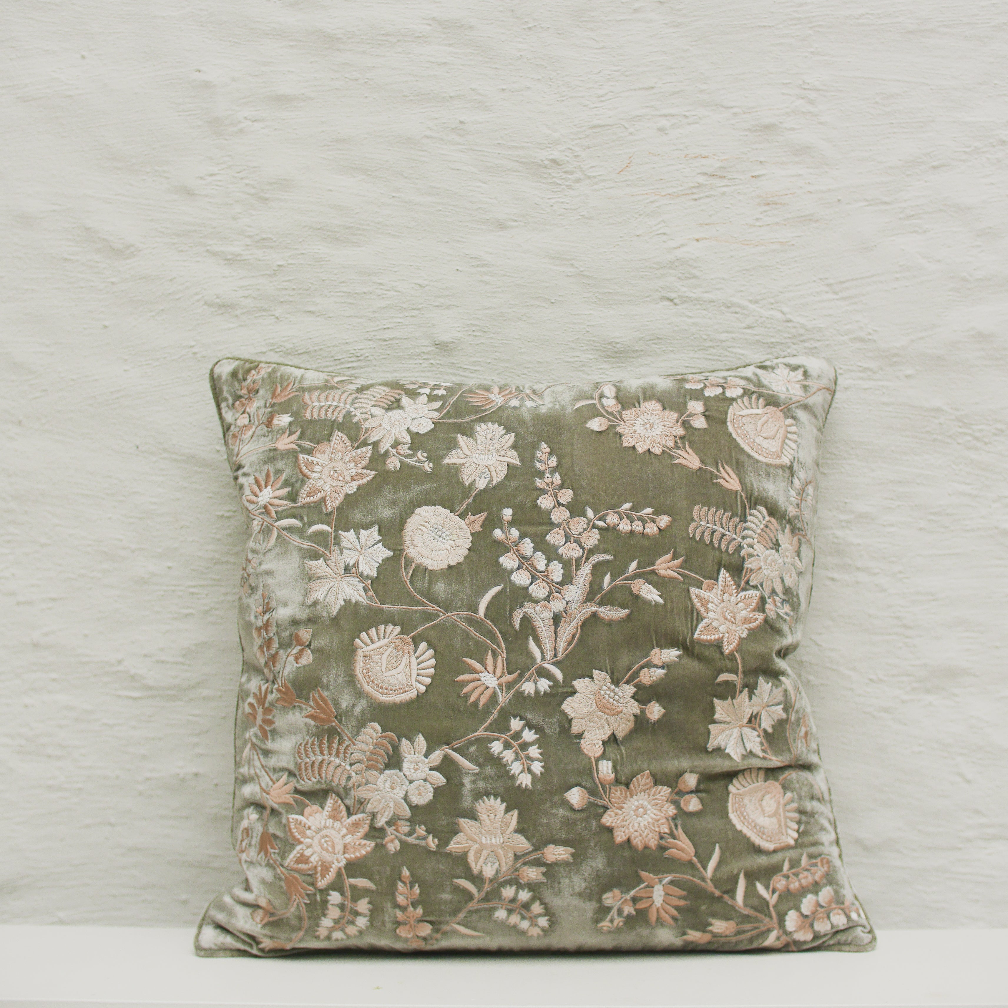 Anke Drechsel kussen MME Bovary Powder Blue