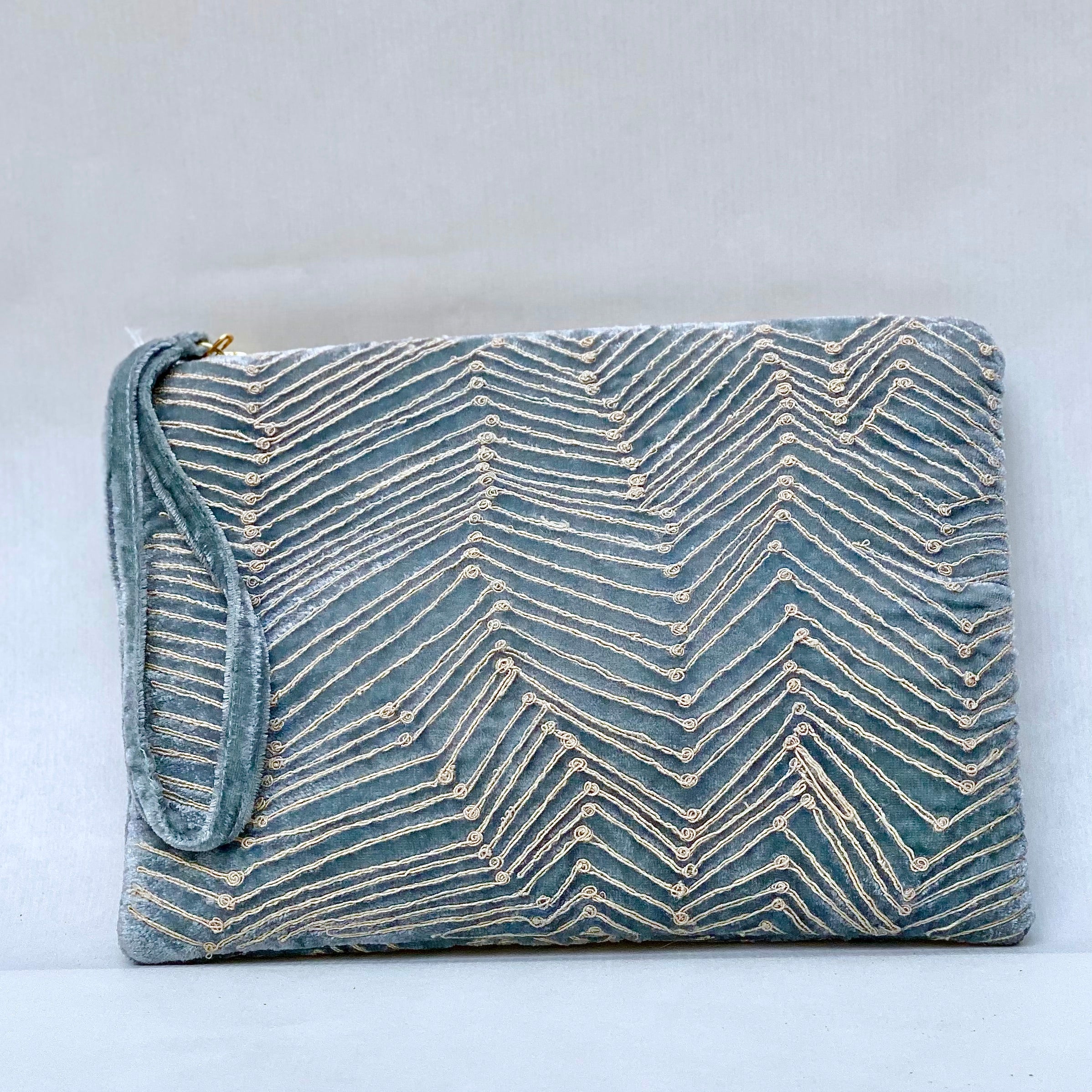 Anke Drechsel handgeborduurde Zip Pochette
