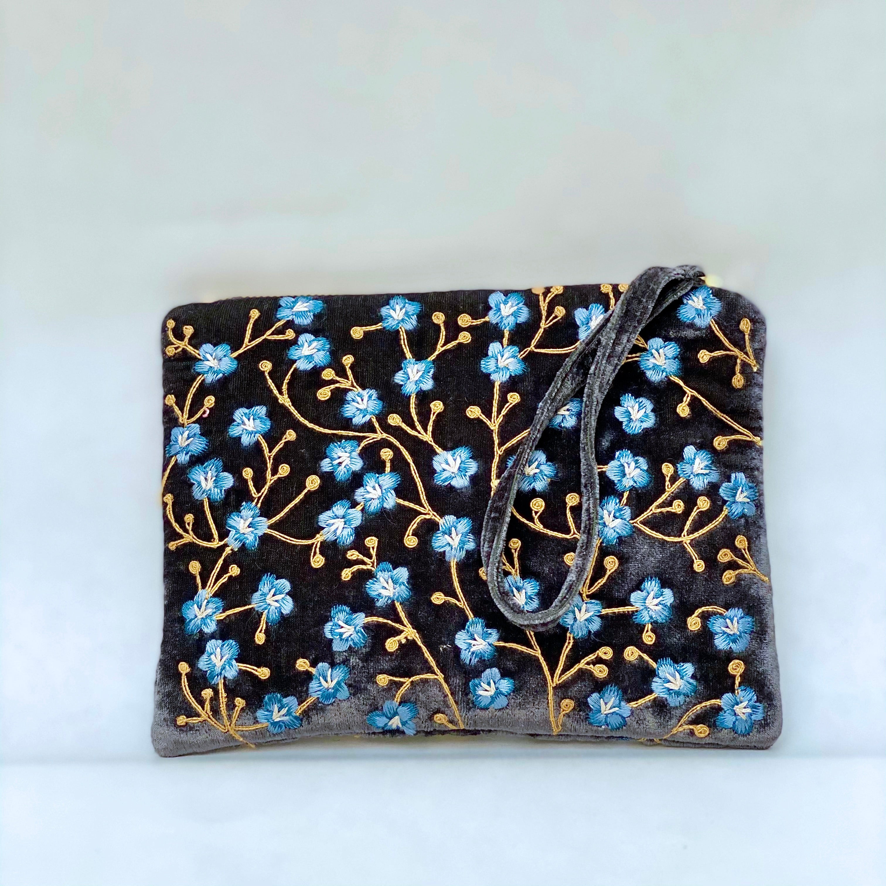 Anke Drechsel handgeborduurde Zip Pochette